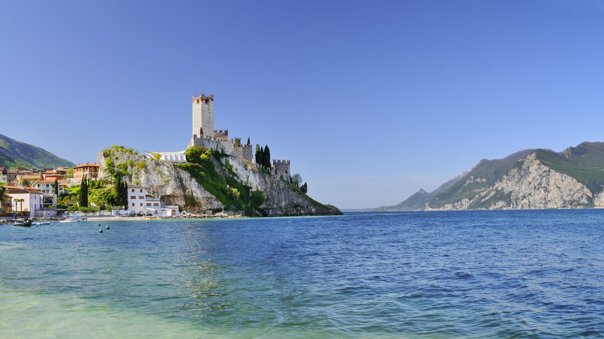Panoramablick auf das Schloss von Malcesine aus dem 14. Jahrhundert am Gardasee © iStock.com/AlbertoSimonetti