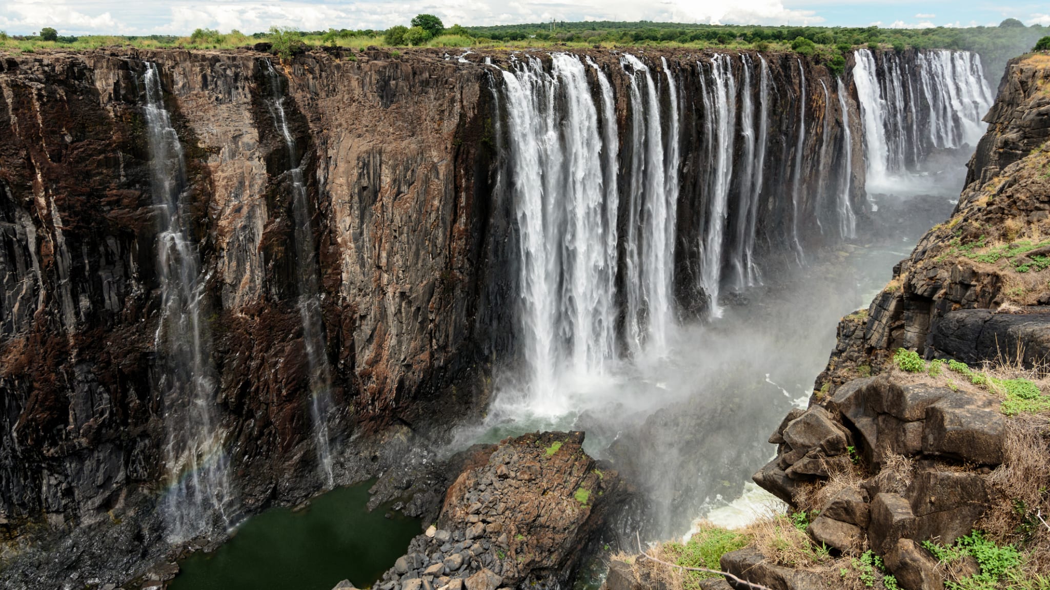Panoramablick auf die Victoriafälle in Simbabwe, Afrika © iStock.com/Aelice_