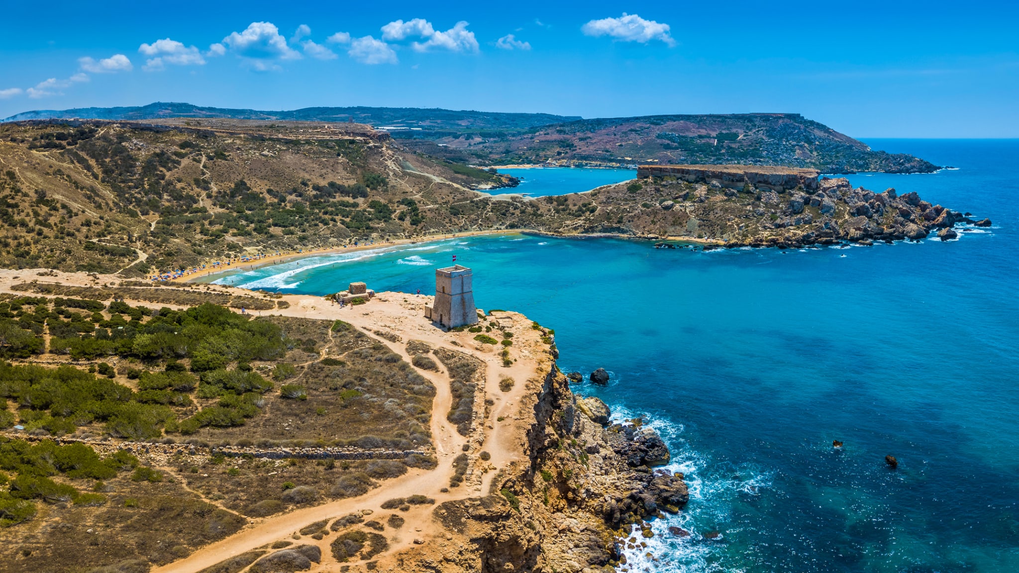 Panoramablick auf Buchten mit einem Turm im Vordergrund