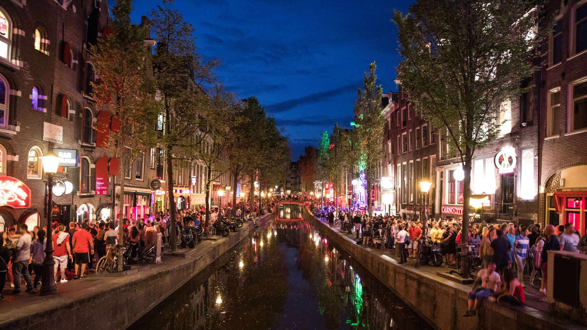 Partymeile in Amsterdam © LeoPatrizi/iStock / Getty Images Plus via Getty Images