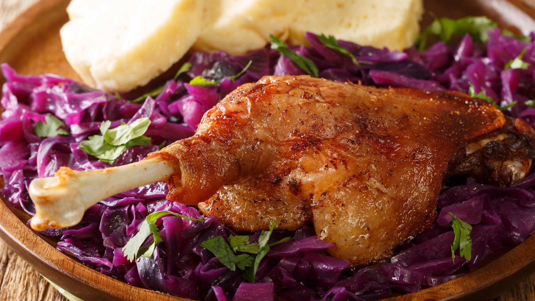 Tschechisches Gericht Gebratene Ente mit Rotkraut und Knödeln.