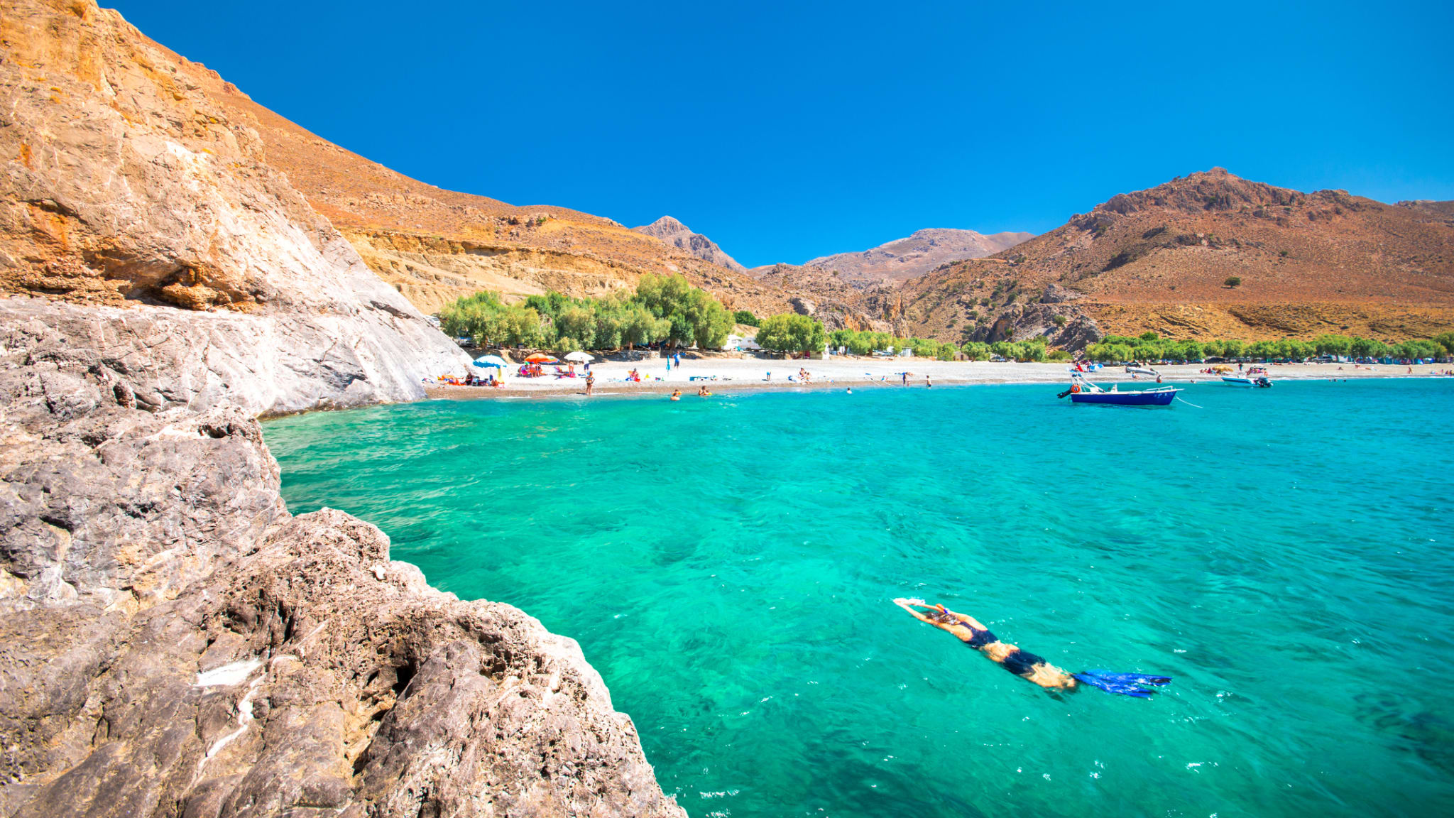 Person schnorchelt vor dem Strand von Panagia Tripiti auf Kreta © iStock.com/Gatsi