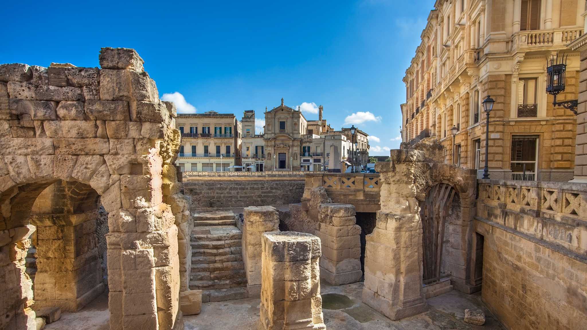 Römische Ruinen mitten in einer Stadt