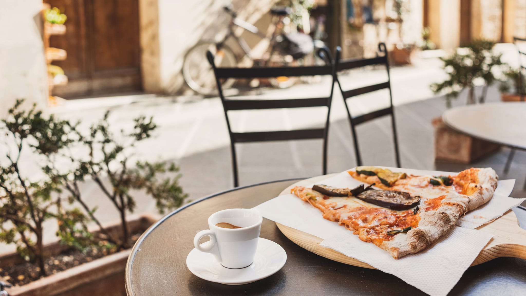 Pizza und Kaffee in einem italienischen Café genießen © Poike/iStock / Getty Images Plus via Getty Images