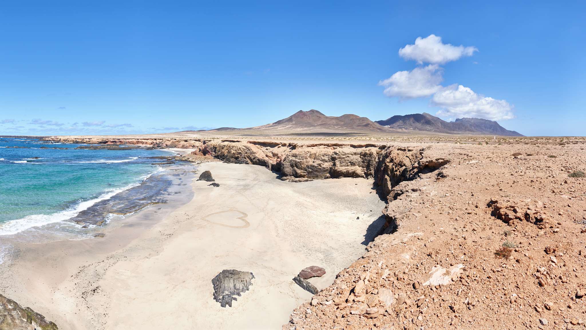 Ausblick über die Naturstrand-Bucht Playa de los Ojos, Fuerteventura