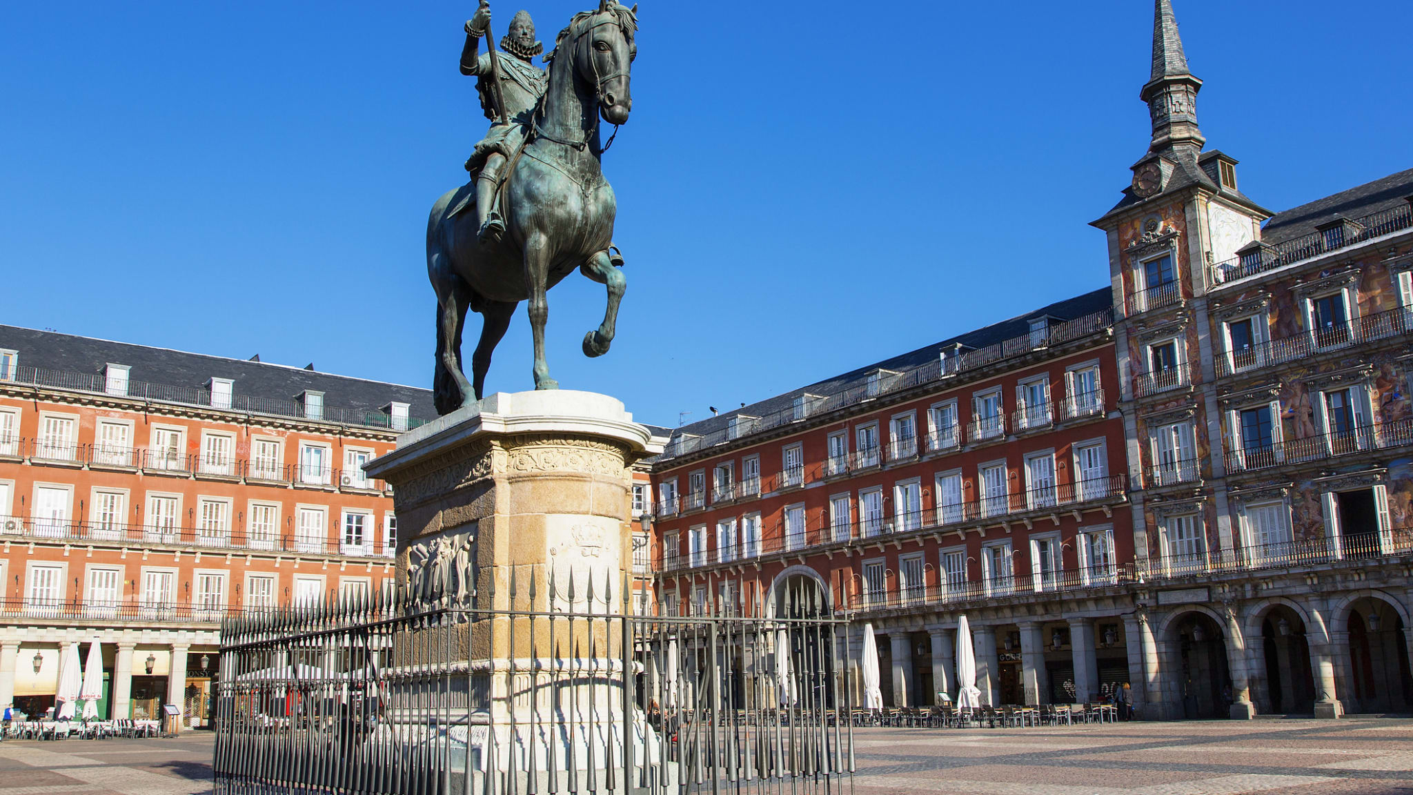 Eine Reiterstatue auf einem großen Platz
