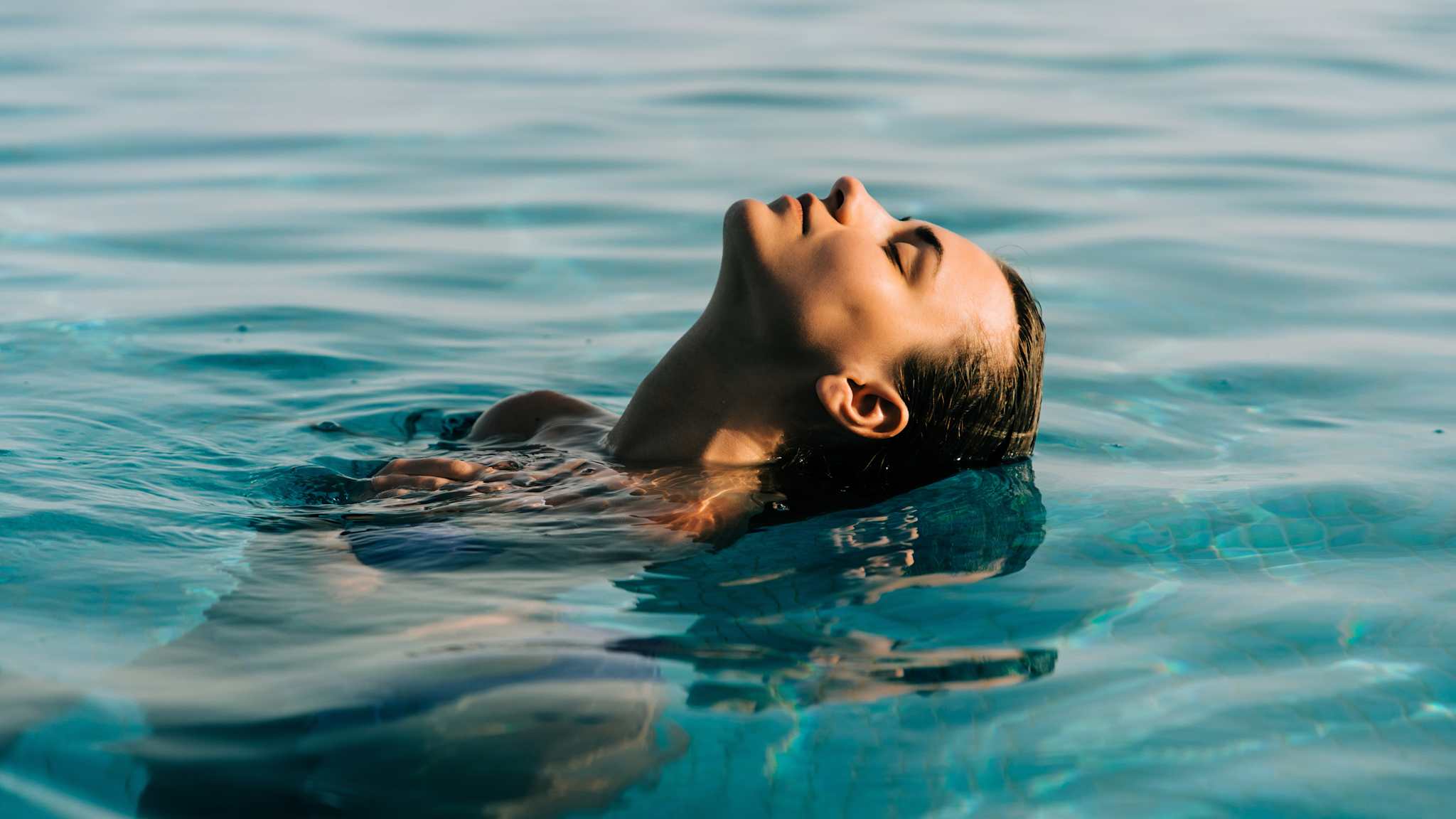 Eine Frau schwimmt im Pool