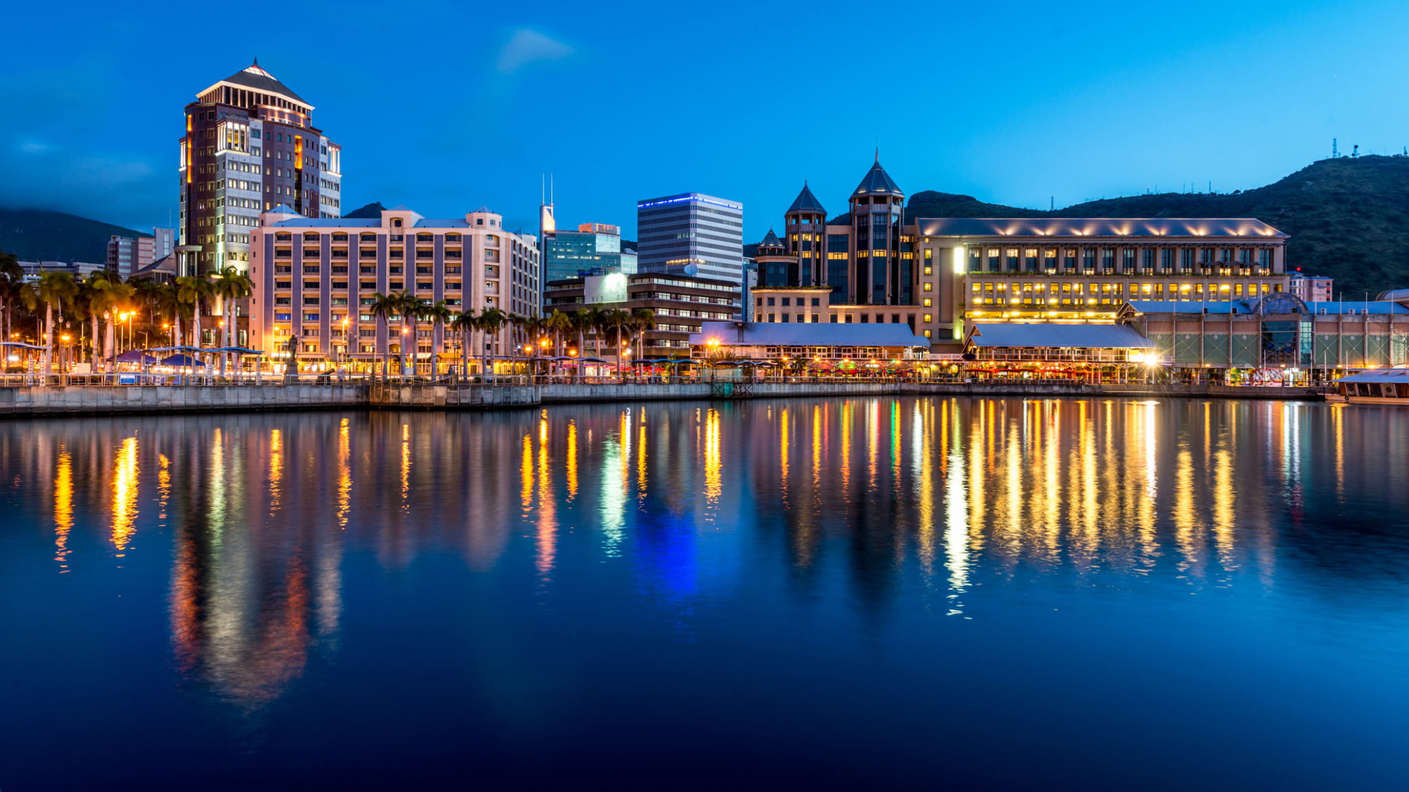 Eine bunt beleuchtete Stadt am Wasser
