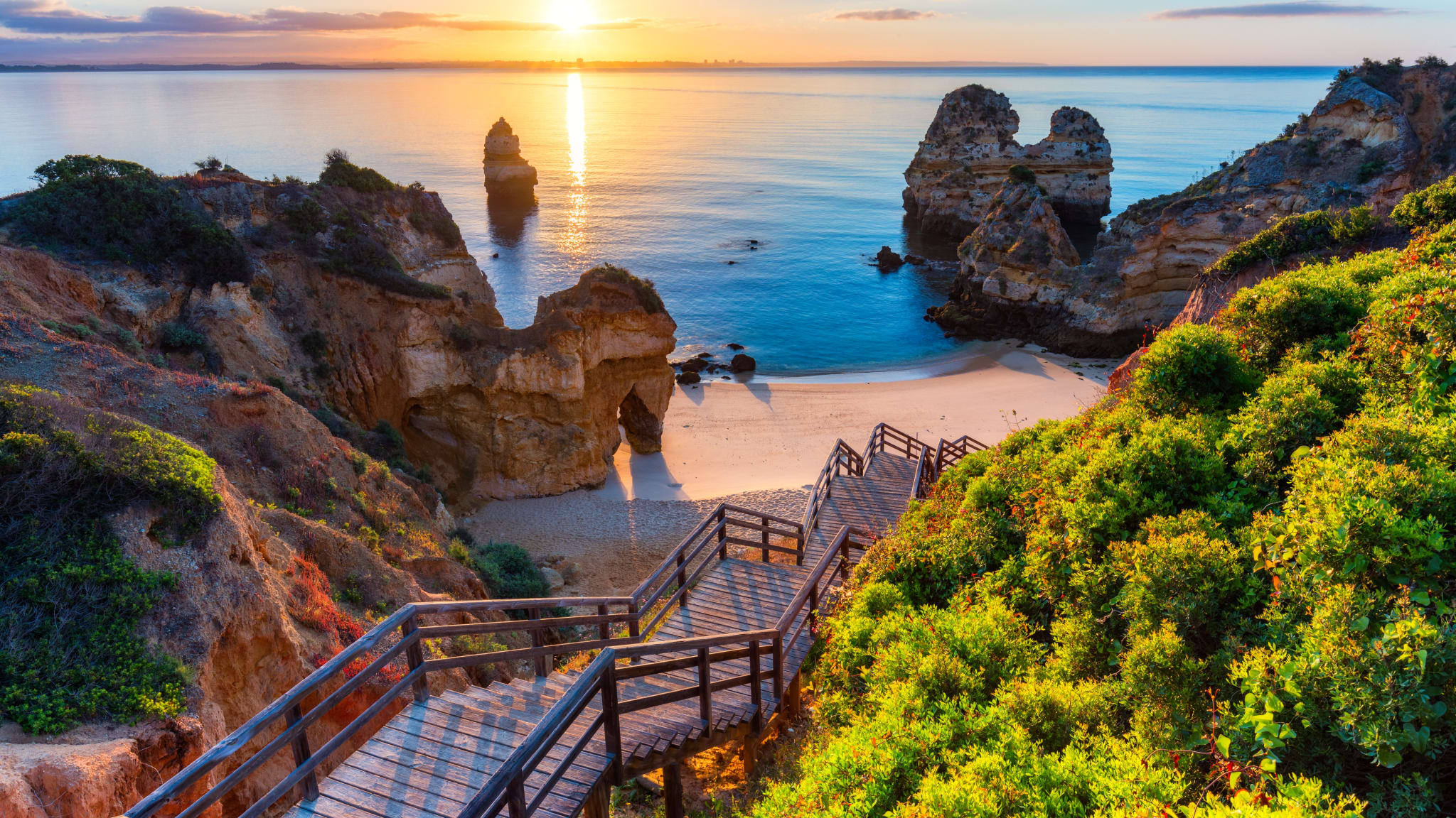 Der Strand mit Felsen bei Sonnenuntergang