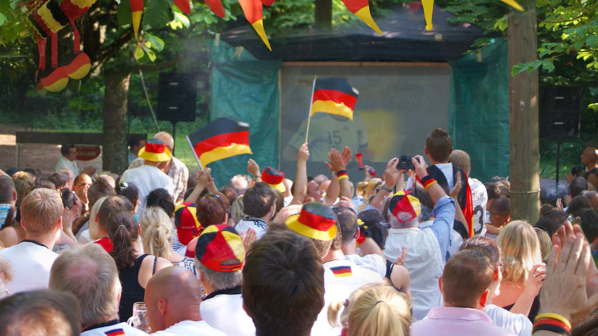 Deutschlandfans vor einer Leinwand draußen
