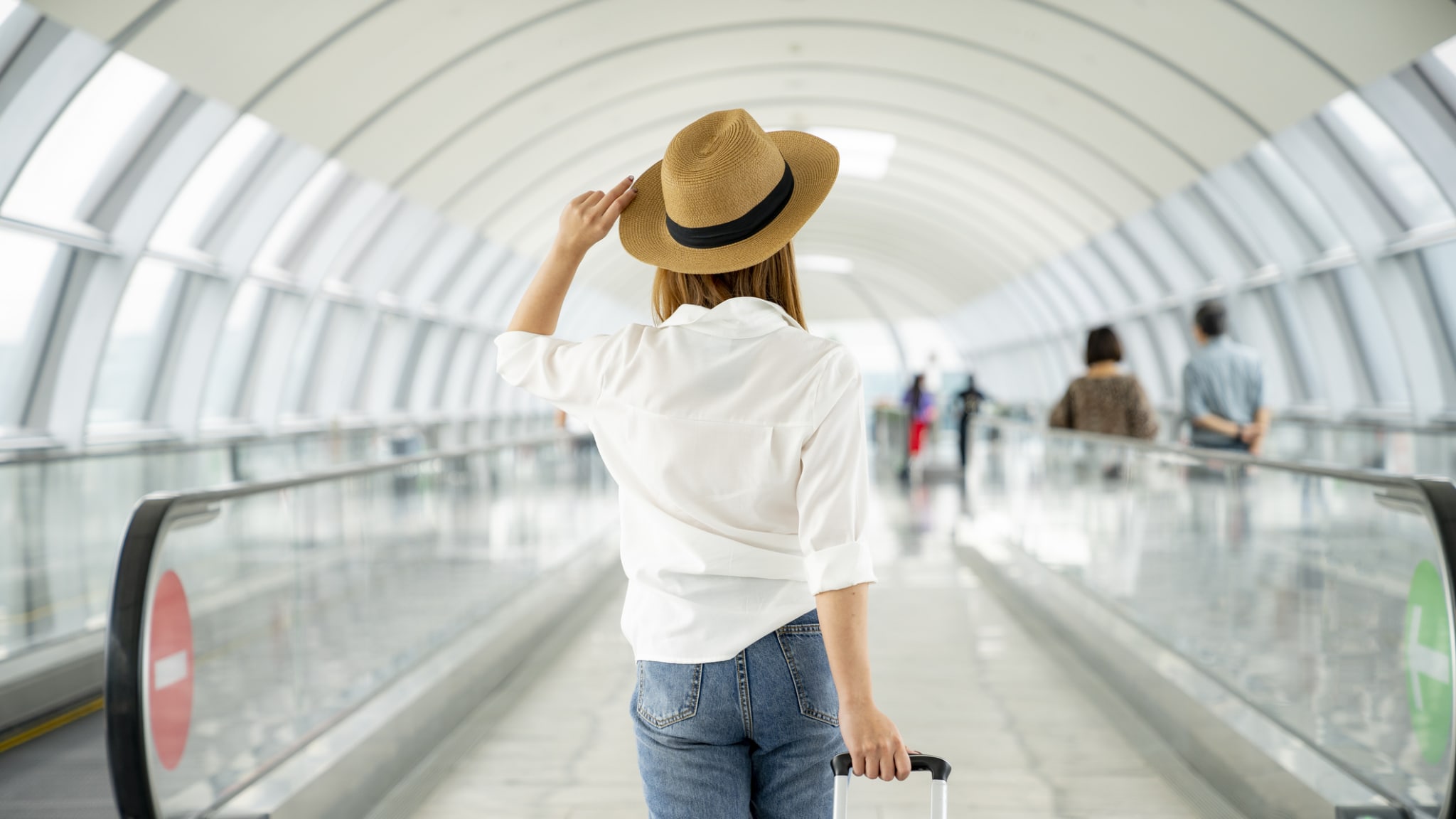 Reisende am Flughafen ©Virojt Changyencham/Moment via Getty Images
