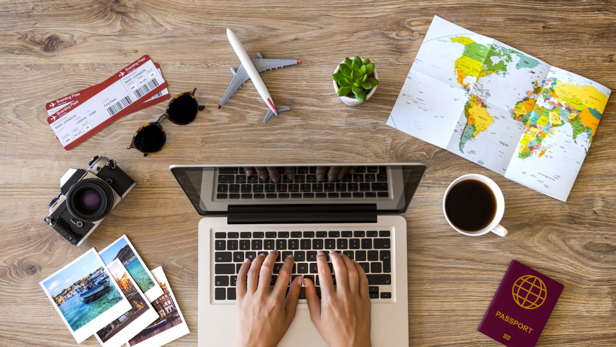 Reiseplanung am Laptop © hocus-focus/iStock / Getty Images Plus via Getty Images