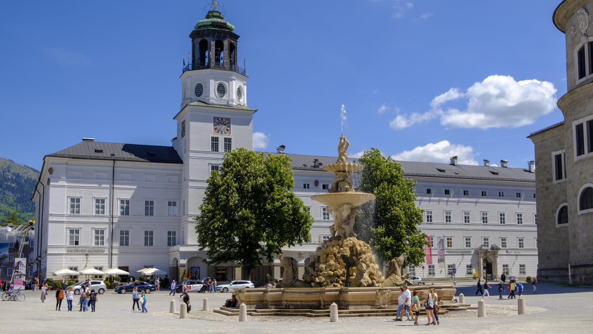 Residenzplatz in der Altstadt, Salzburg, Österreich © imageBROKER/Bildverlag Bahnmueller/imageBROKER via Getty Images