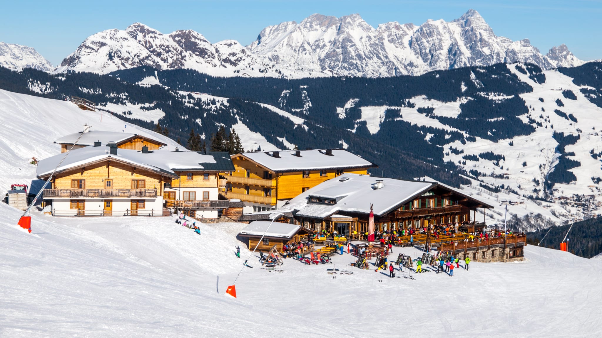 Restaurant-Terrasse in Saalbach-Hinterglemm, Österreich © iStock.com/PytyCzech