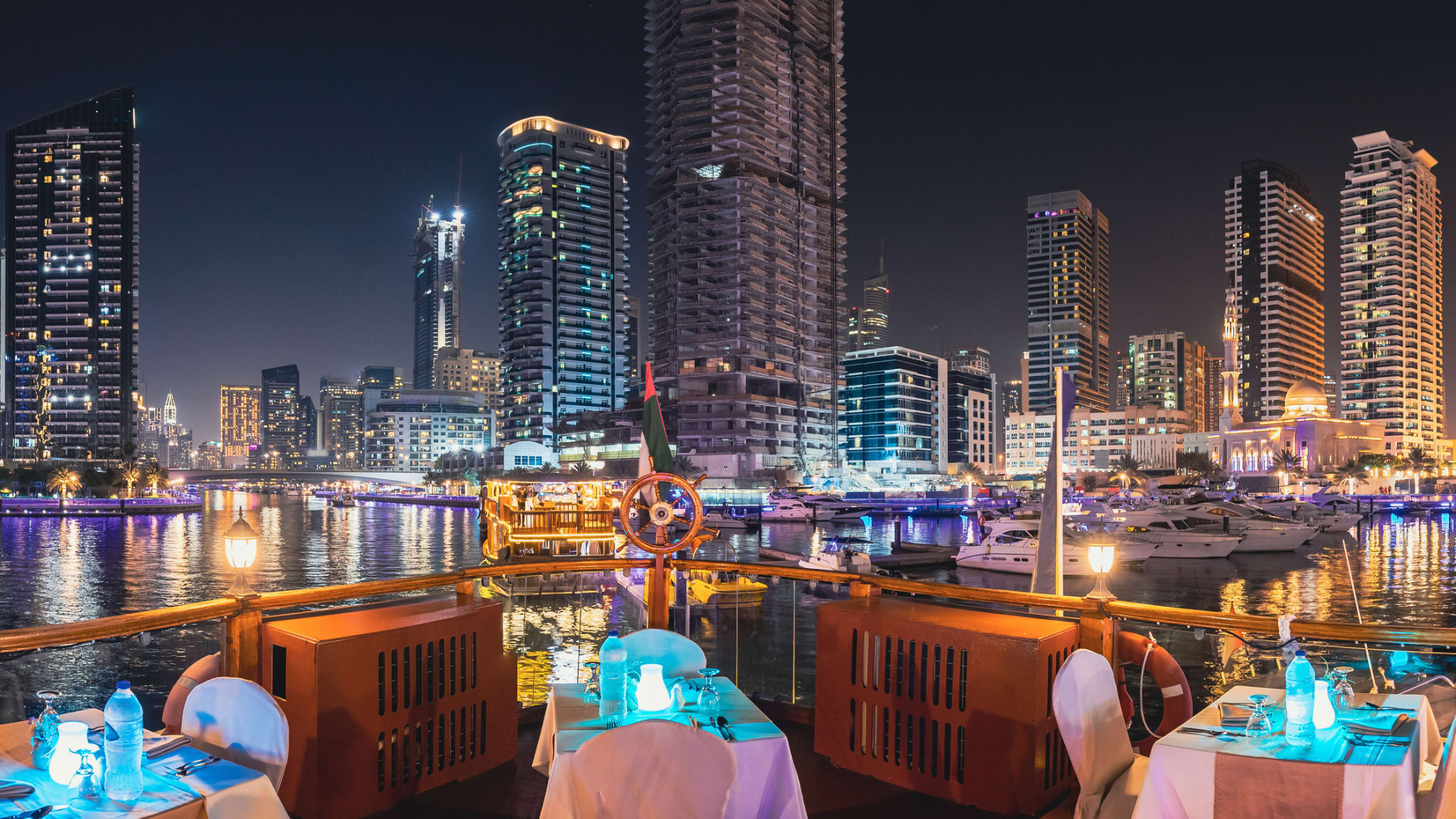 Restaurant auf Boot, Dubai © iStock.com/bruev