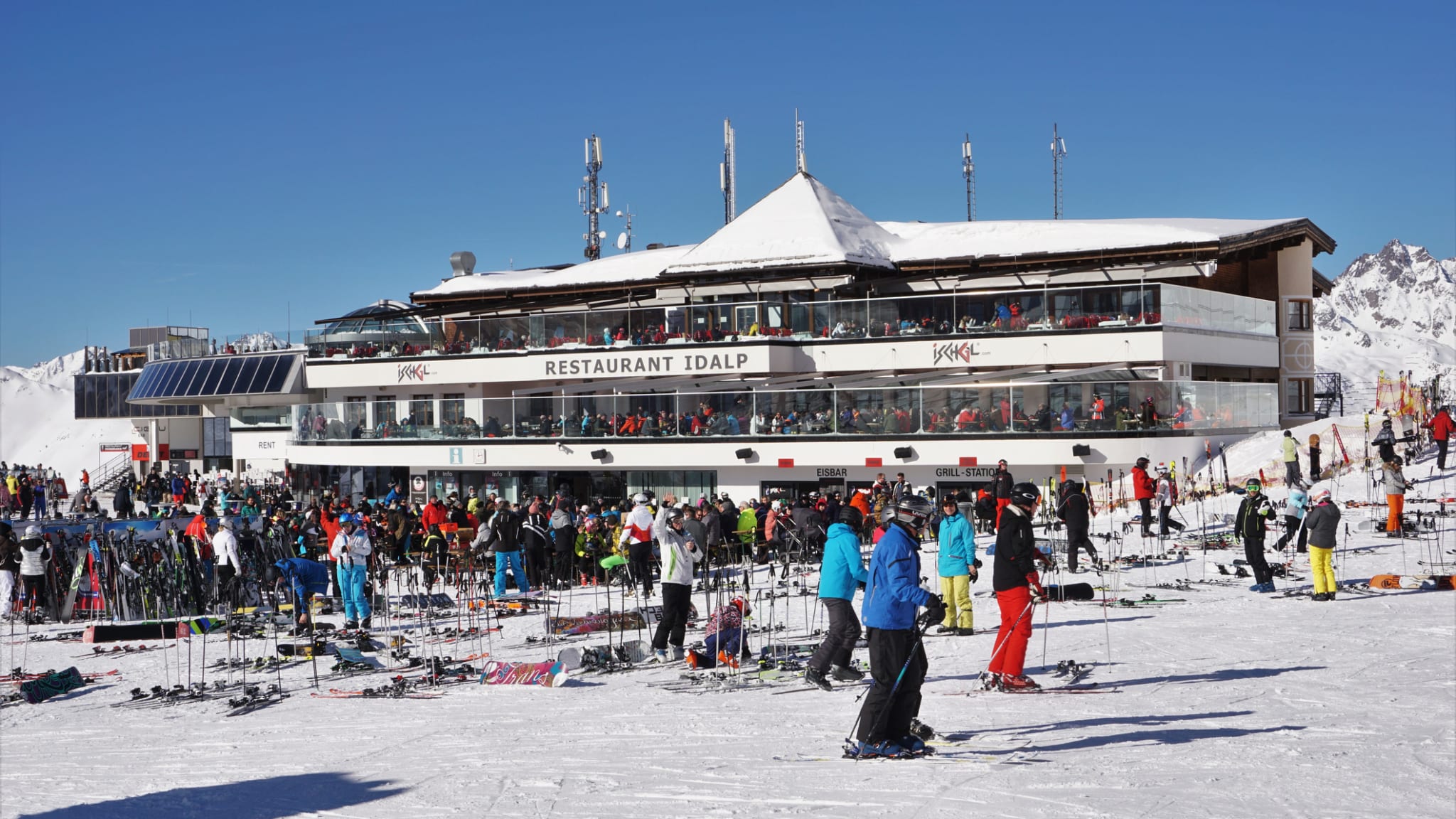 Restaurant im Skigebiet Ischgl, Österreich  iStock.com/Bob Douglas