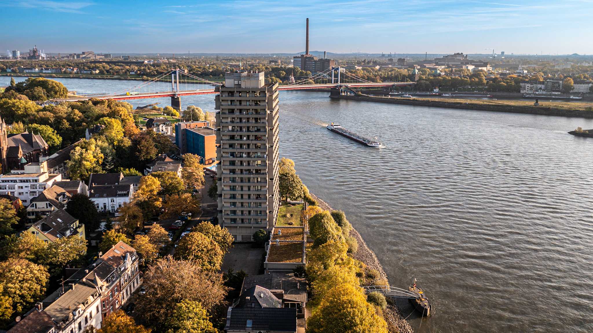 Blick auf den Rhein in Duisburg