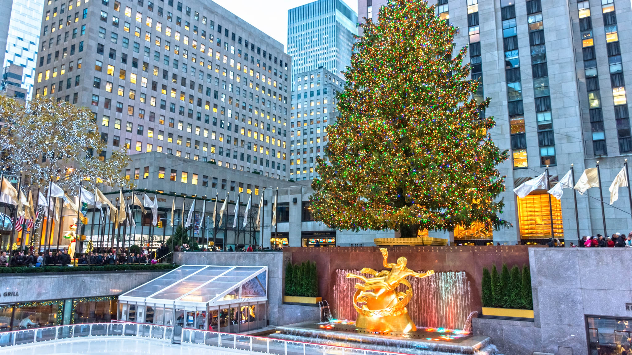 Rockefeller Center Szene©/ andykazie/iStock Editorial / Getty Images Plus via Getty Images