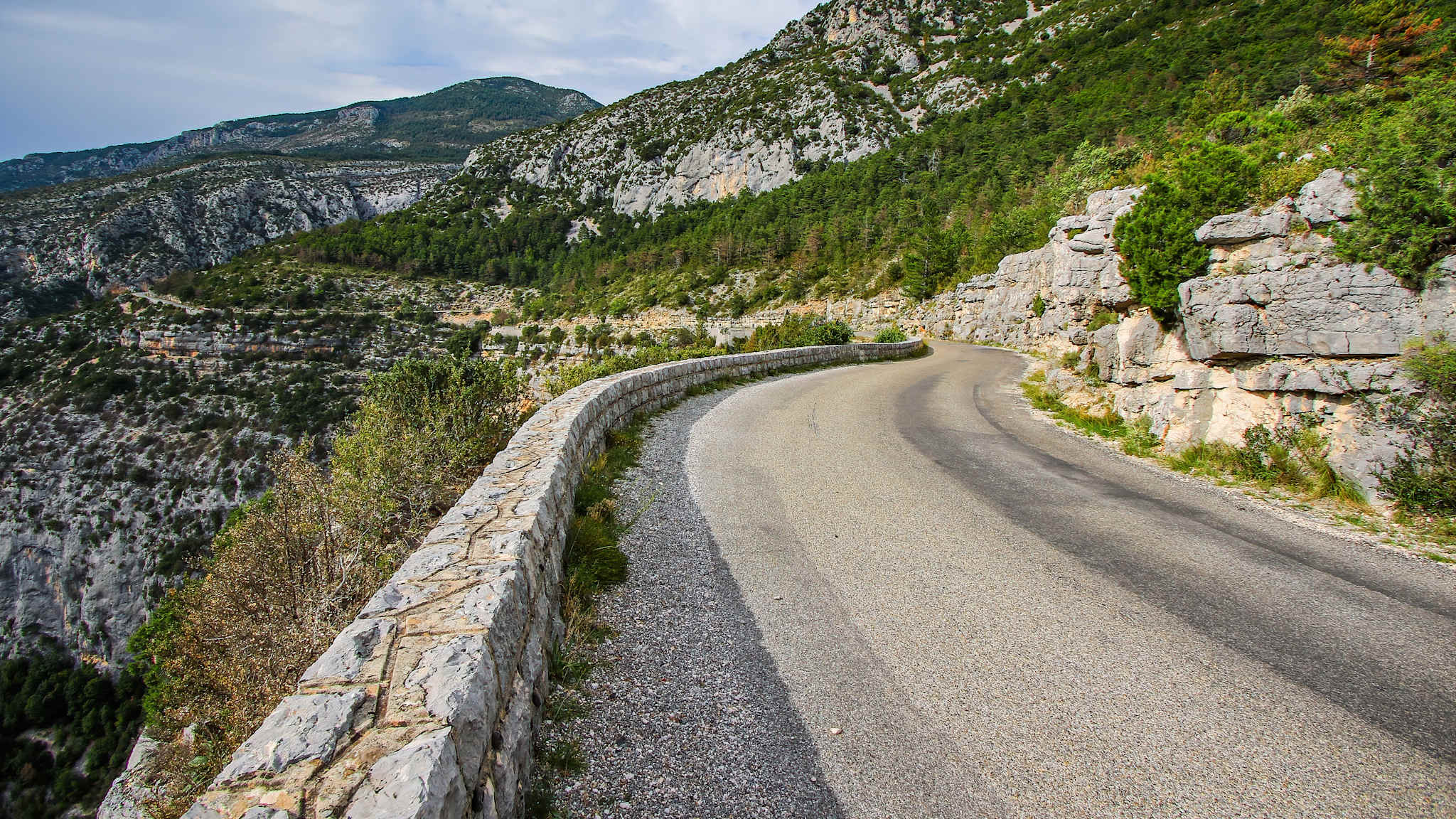 Straße schlängelt sich an Gebirge in Vogesen entlang.