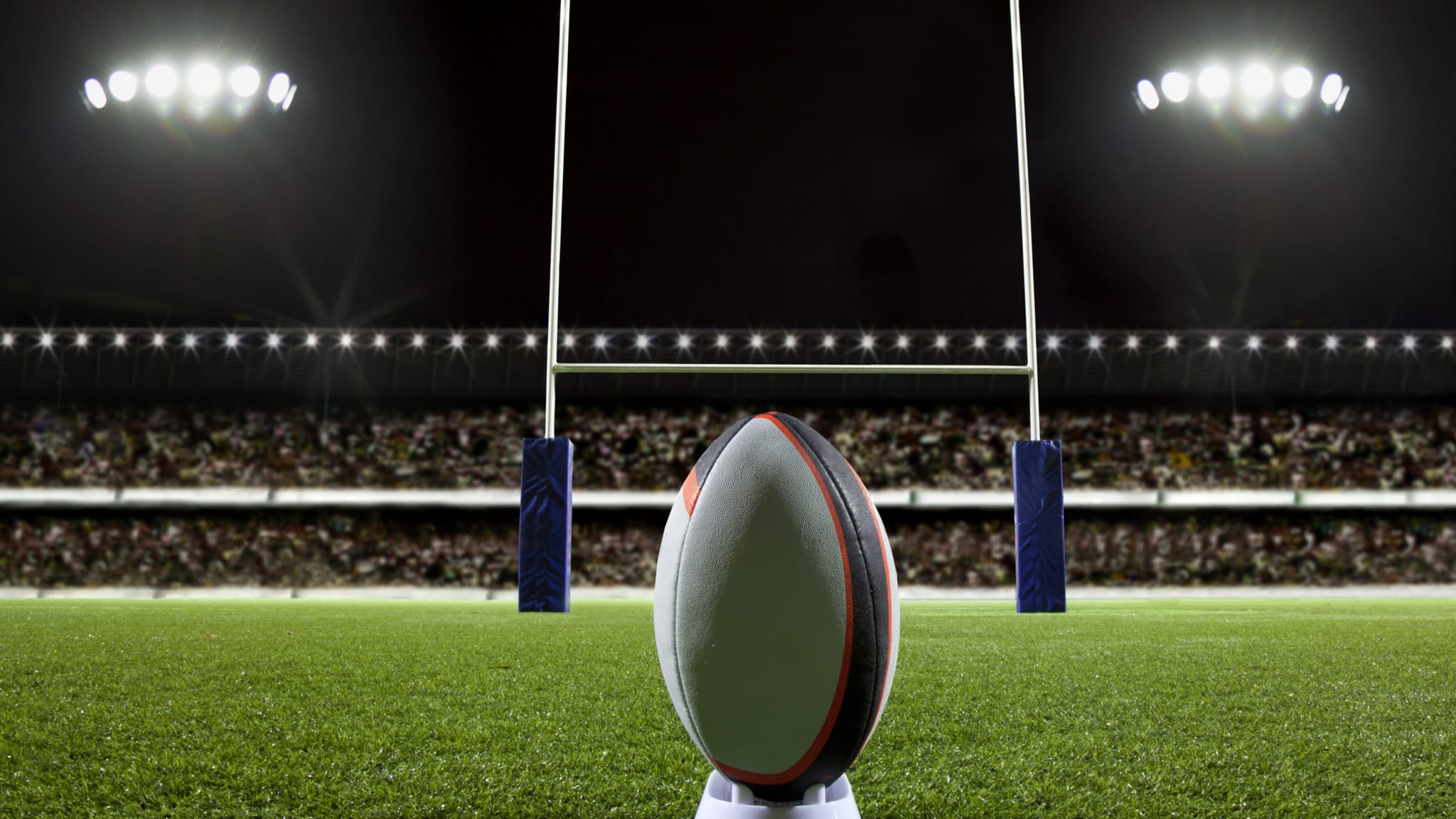 Rugby-Ball in Stadion © Photo and Co/The Image Bank via Getty Images
