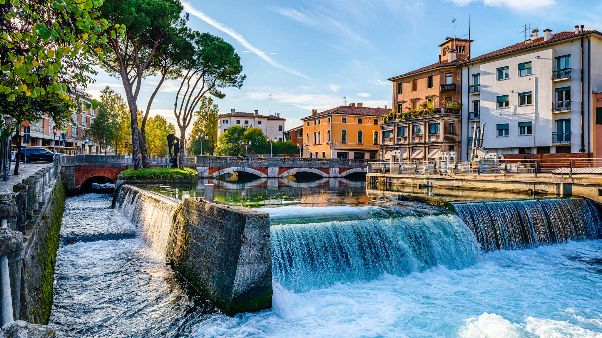 Fluss mit Häusern und Brücke