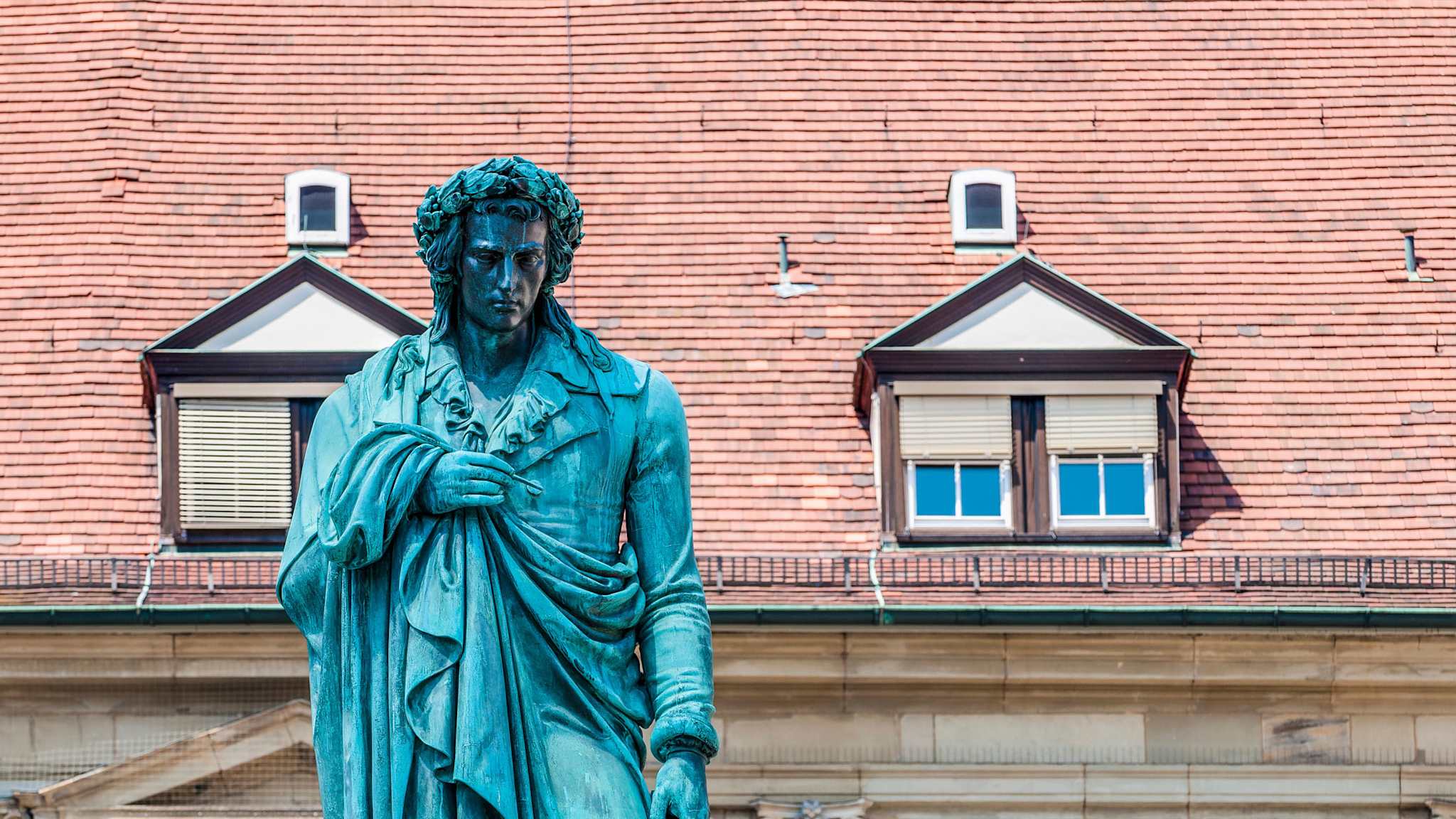 Das Schiller-Denkmal auf dem gleichnamigen Platz erinnert an den berühmten Dichter.