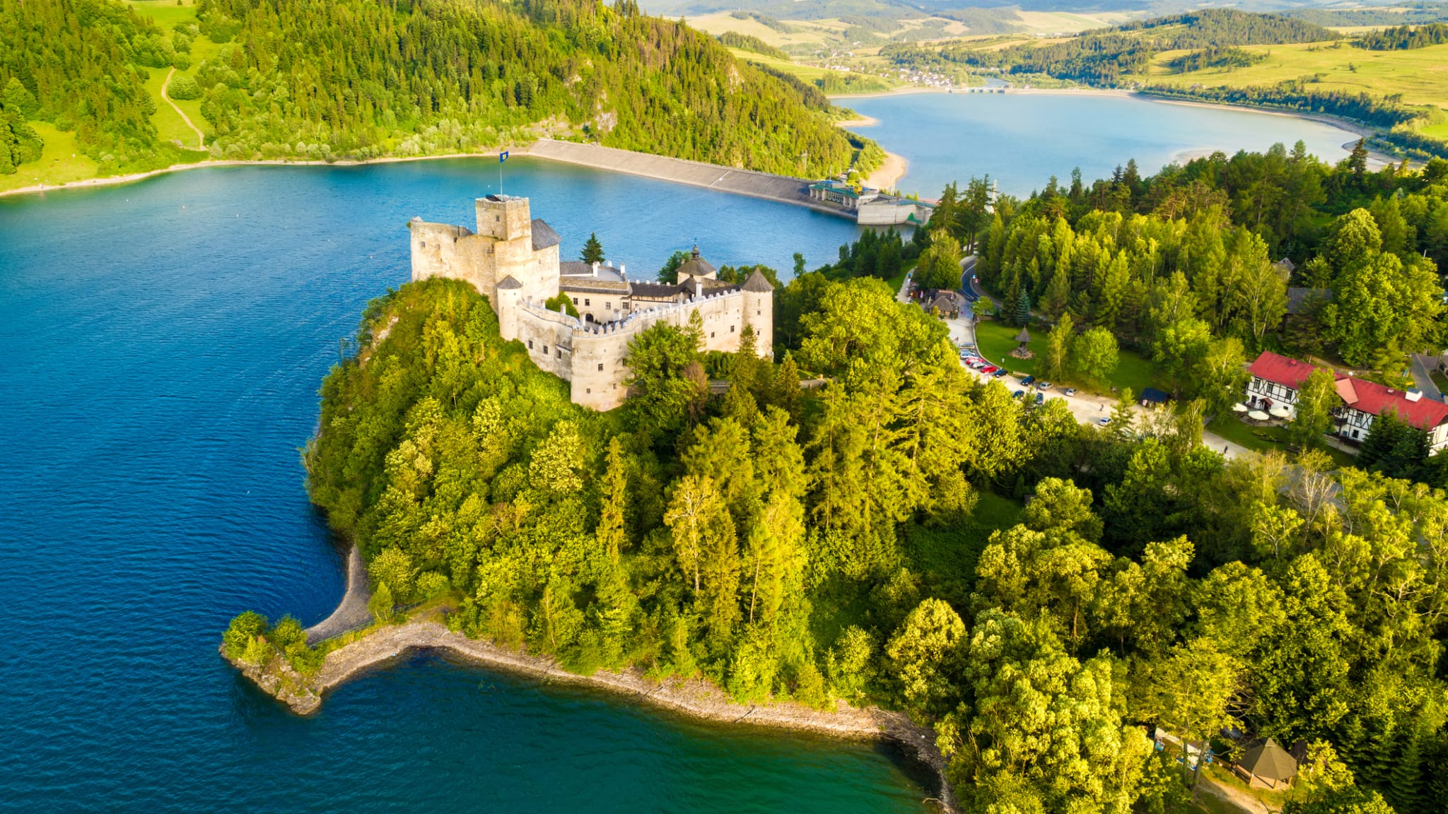 Schloss am See Czorsztyn, Polen © Aleh Varanishcha/iStock Editorial / Getty Images Plus via Getty Images