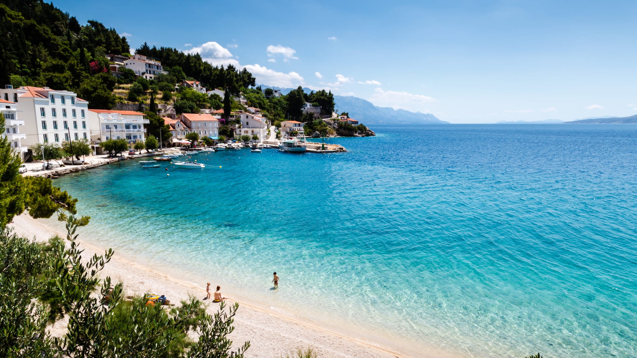 Schöner Adriastrand und Lagune mit türkisfarbenem Wasser in der Nähe von Split, Kroatien © iStock.com/anshar73