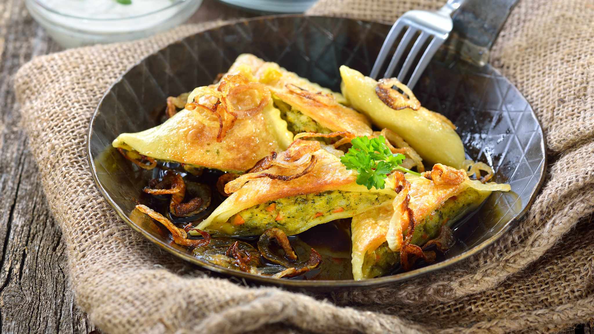 Ein Teller mit frischen Maultaschen.