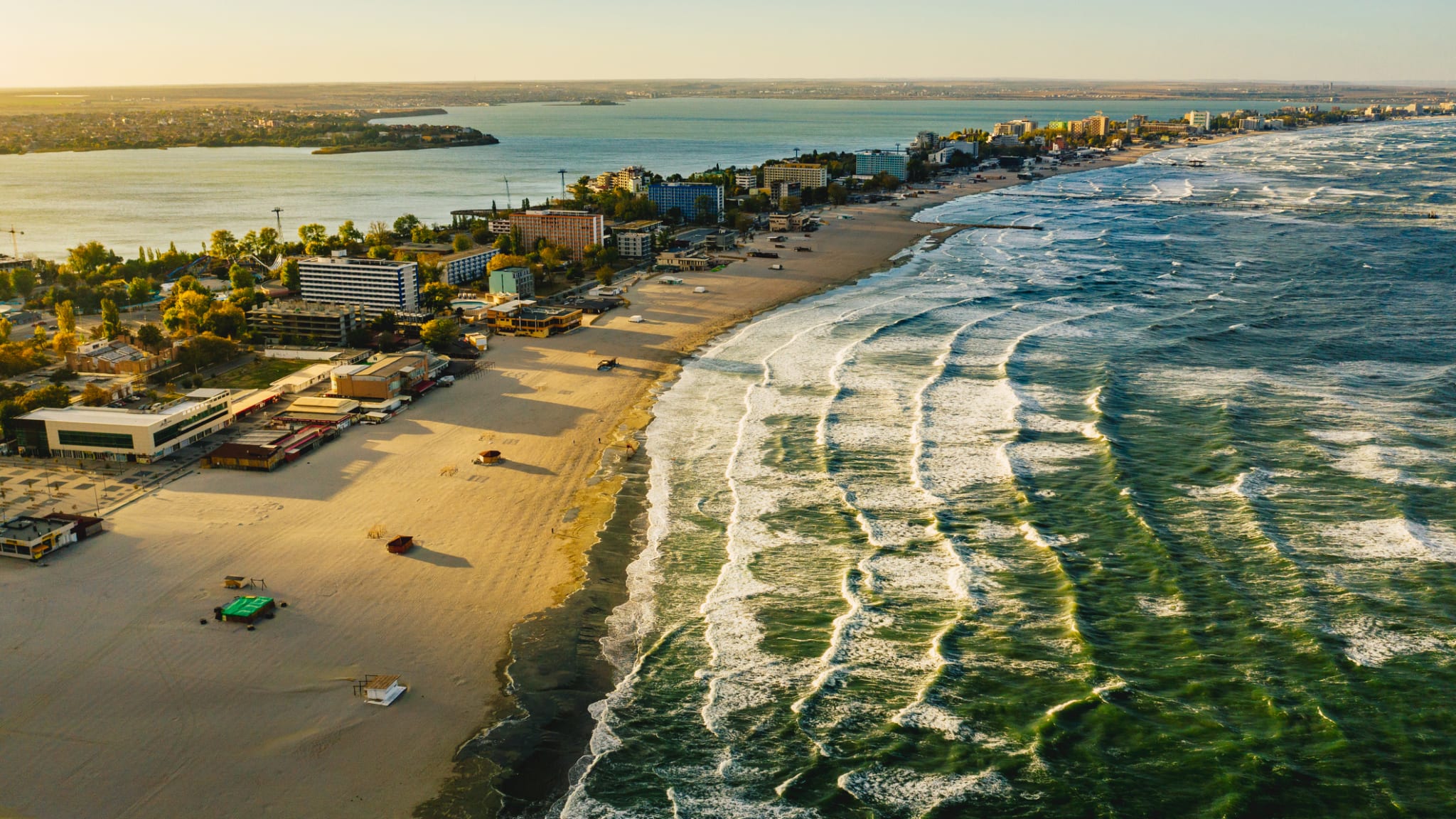 Schwarzmeer-Küste und Strand in Constanta, Rumänien bei Sonnenuntergang © iStock.com/Calin Stan
