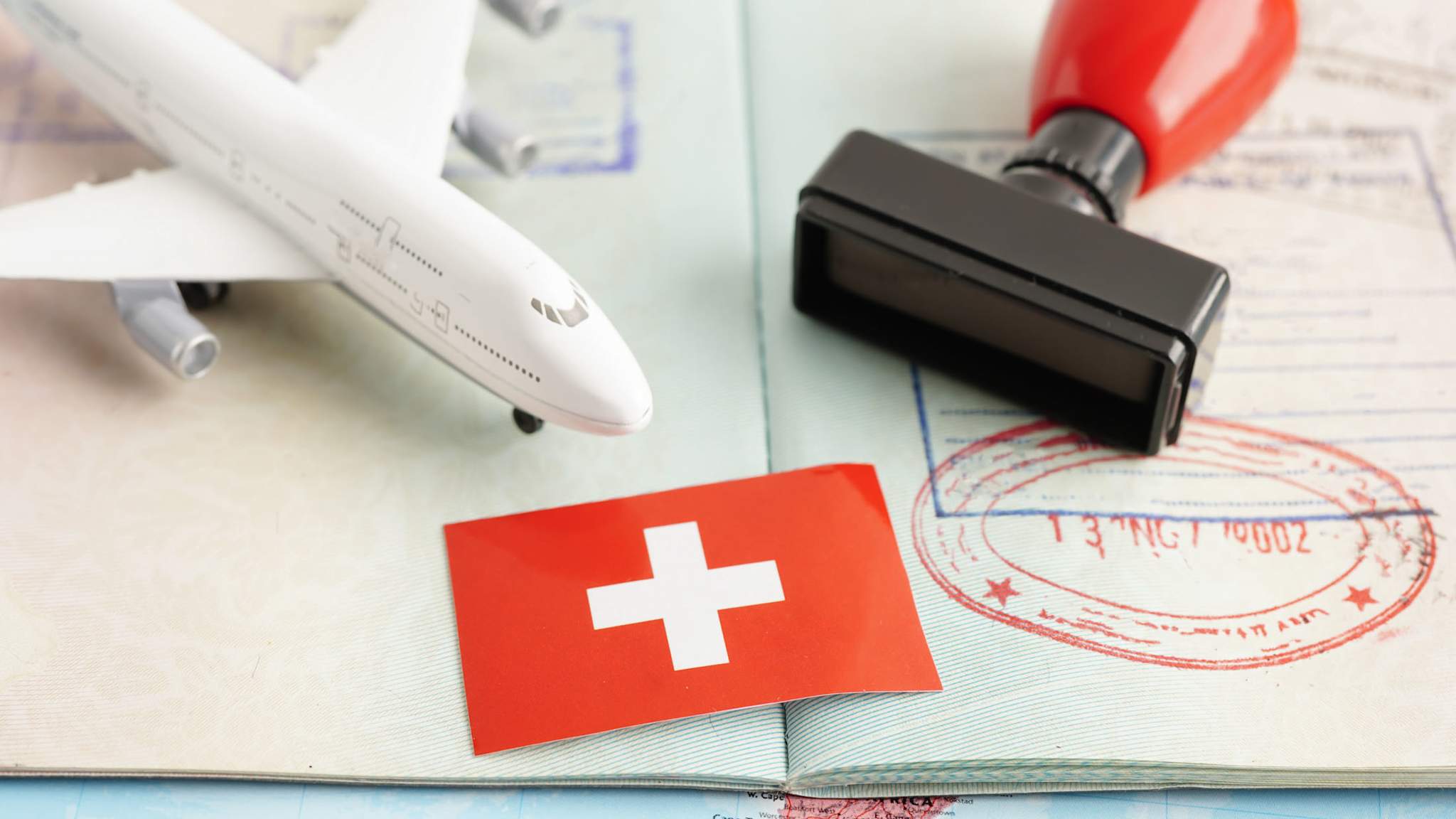 Schweizer Flagge, Stempel und Flugzeugmodell