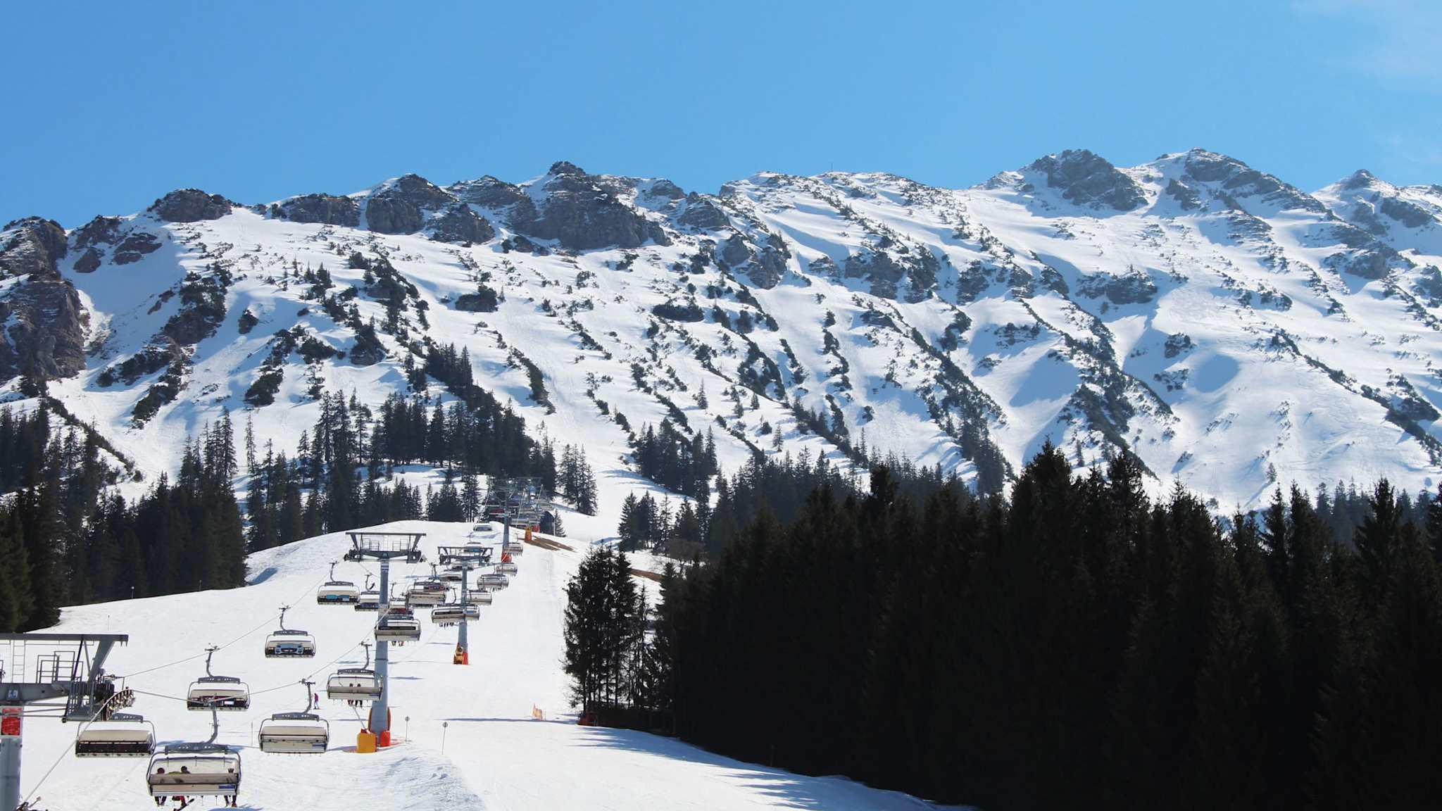 Winterliche Berglandschaft in Oberjoch mit Sessellift, Schneehängen und klarem Himmel