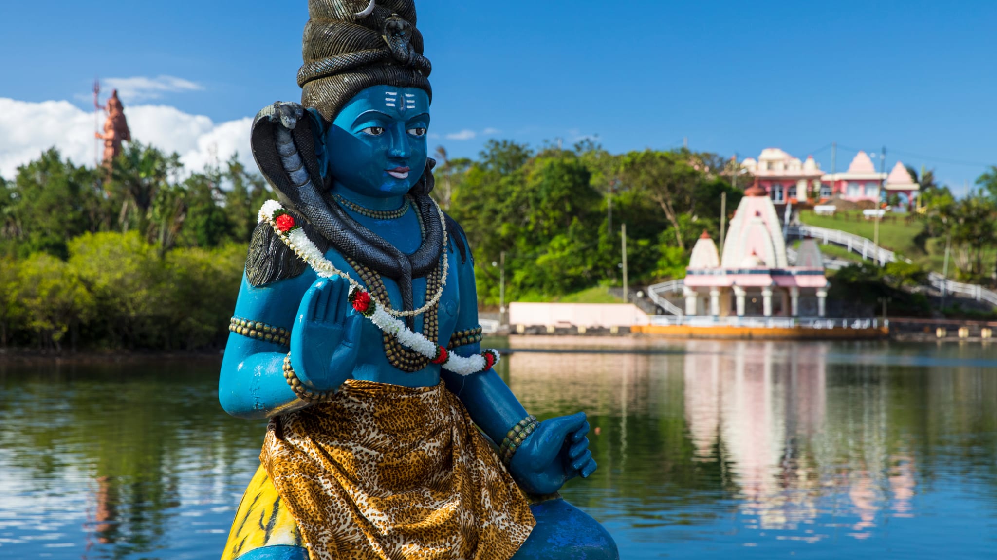 Shiva Statur in Ganga Talao, Mauritius © RUSS ROHDE/Image Source via Getty Images