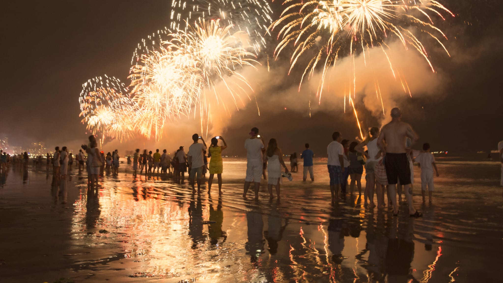 Silvesterfeier am Strand © iStock.com/Stefan Lambauer