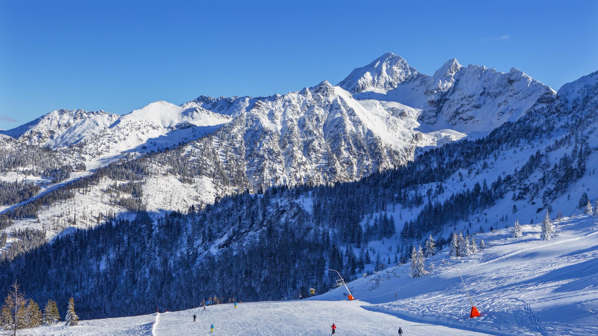 Ski, Schladming-Dachstein, Österreich © imageBROKER/Wolfgang Weinhaeupl/imageBROKER via Getty Images