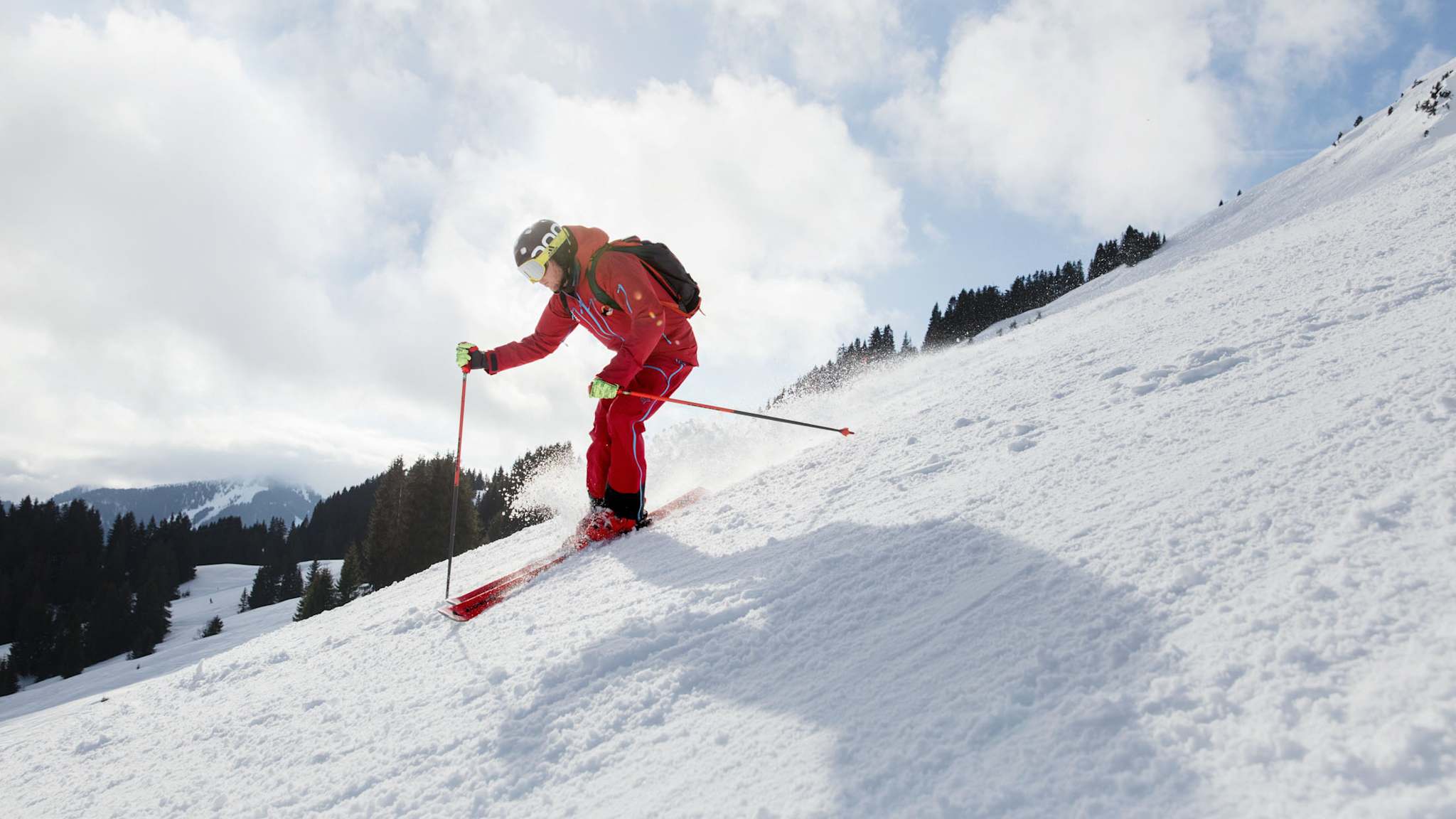 Skifahrer auf den Hängen der Kitzbüheler Alpen, Tirol, Österreich