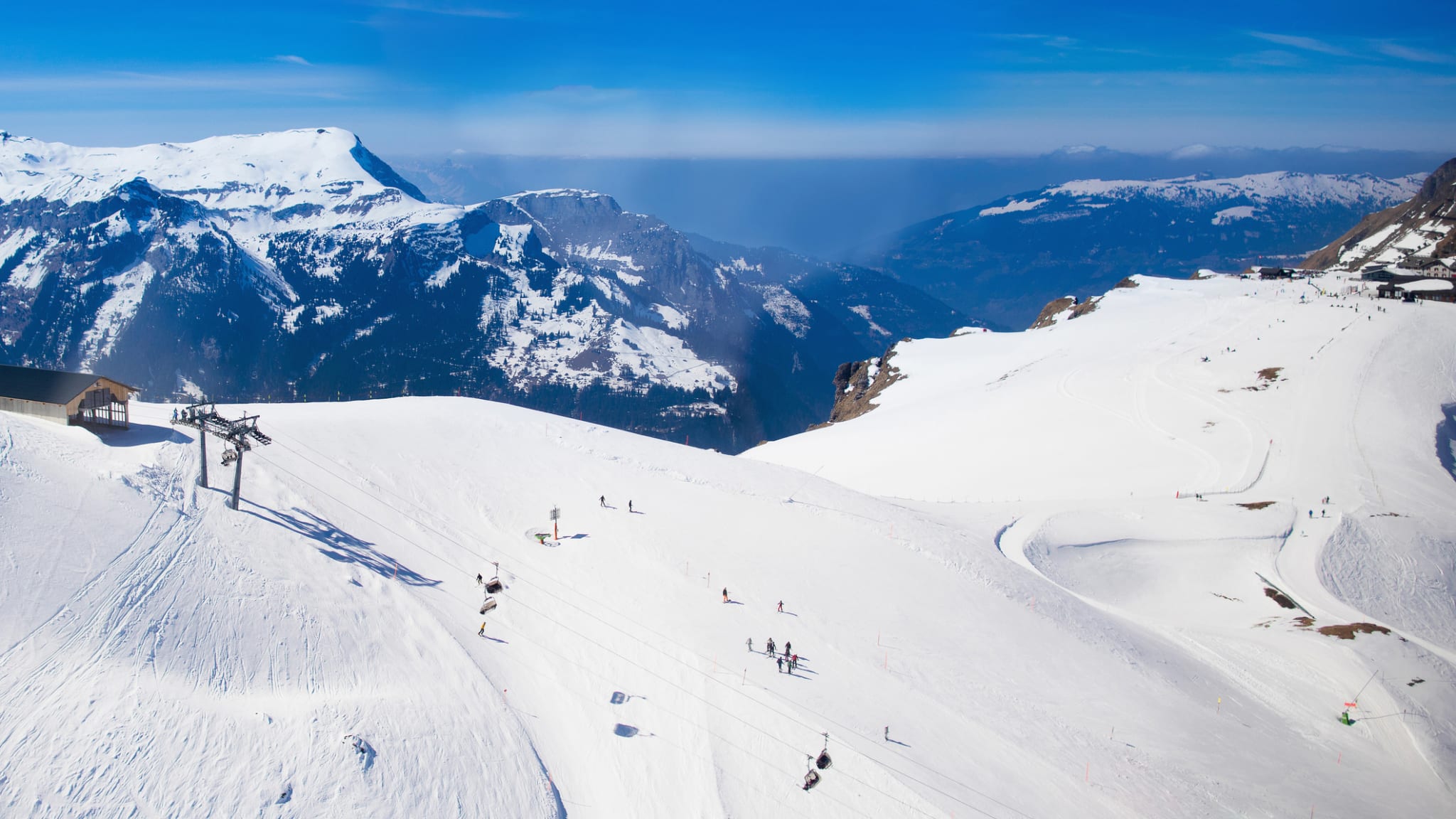 Skianlage in den Schweizer Alpen ©iStock.com/FamVeld