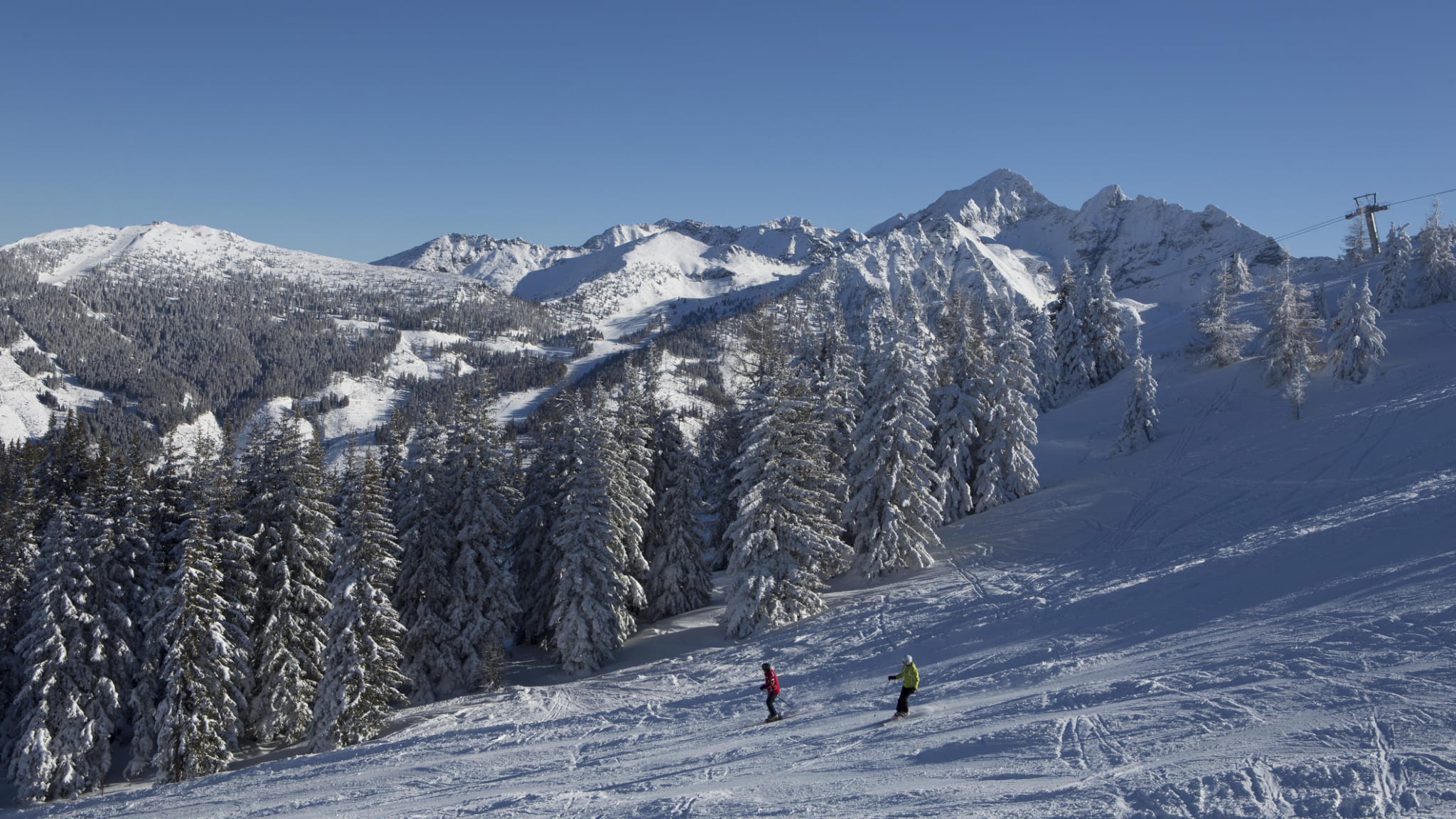 Skifahrer Wilder Kaiser, Österreich © imageBROKER/Wolfgang Weinhaeupl/imageBROKER via getty Images