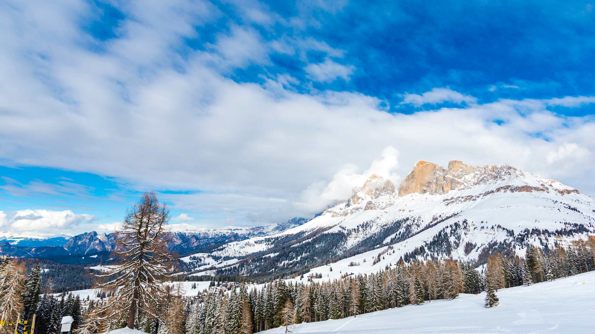 Verschneite Berge im Skigebiet Carezza im Eggental, Italien.