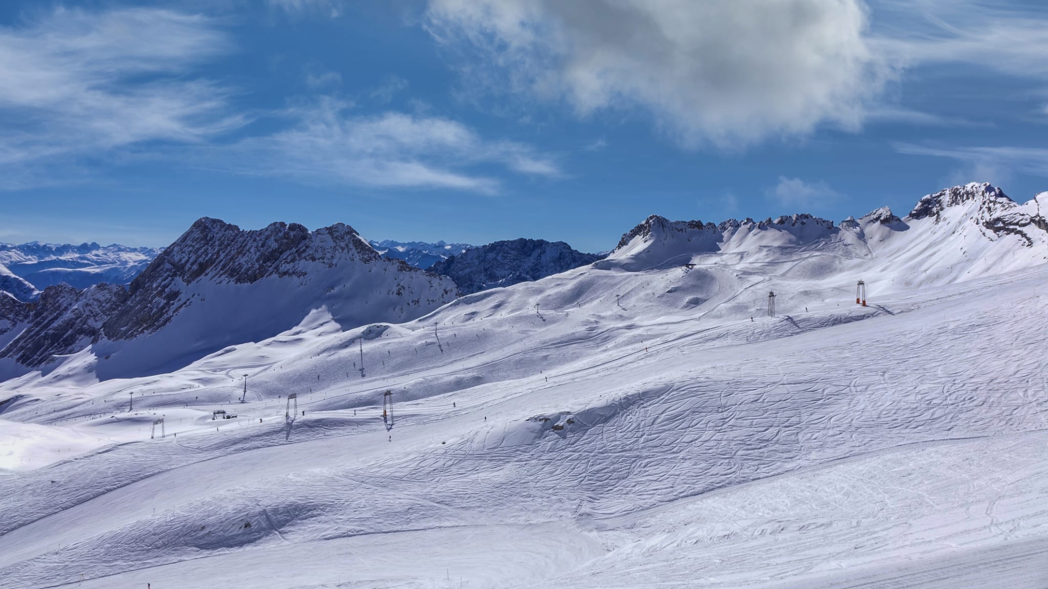 Skigebiet Garmisch-Classic, Bayern © pwmotion/iStock / Getty Images Plus via Getty Images