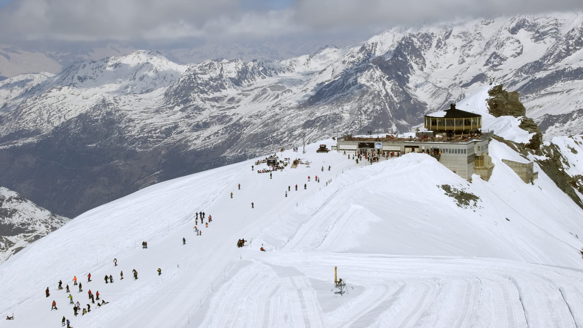 Skigebiet Saas-Fee in der Schweiz ©iStock.com/LucynaKoch