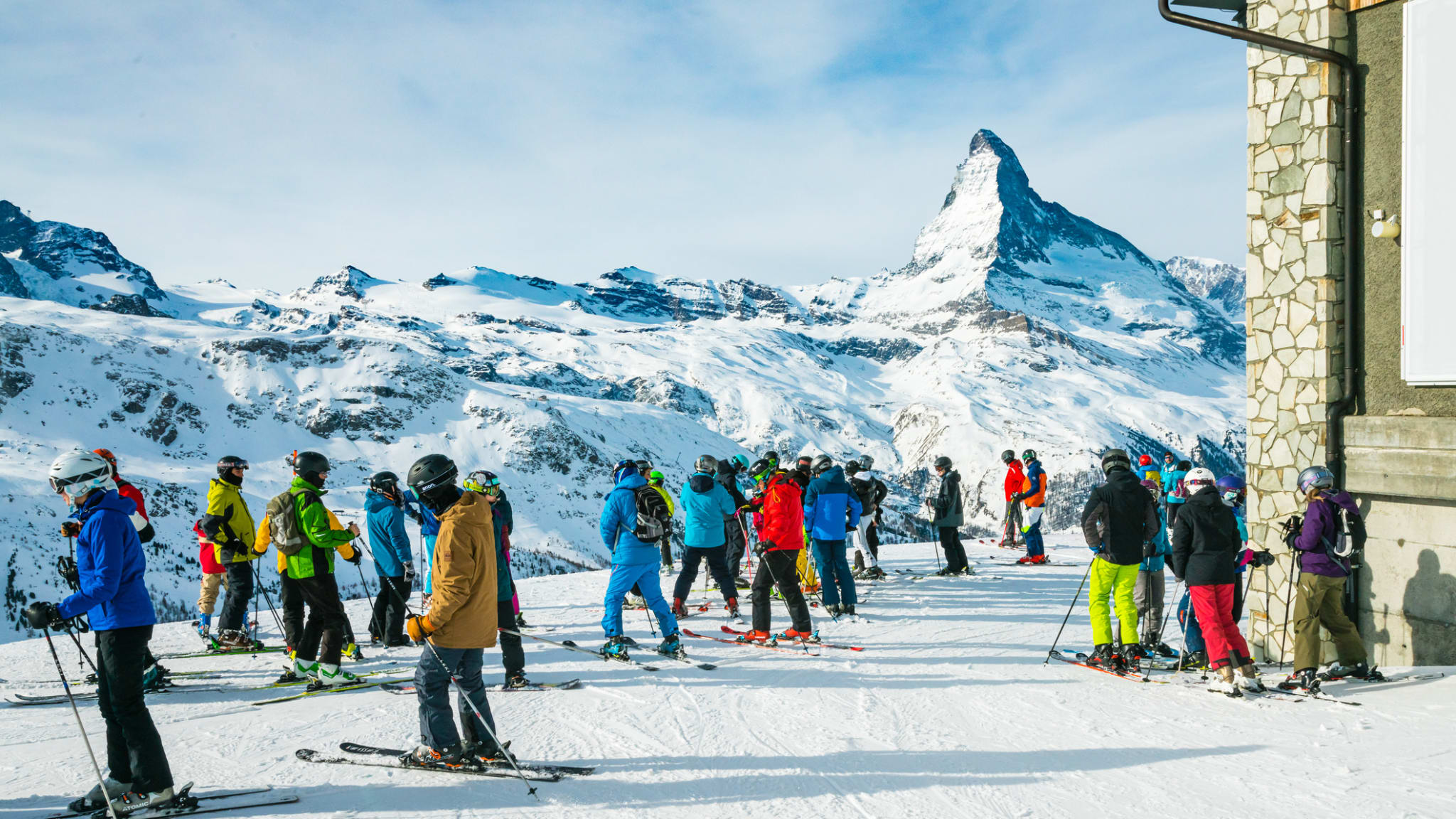 Ein verschneites Gebiet mit vielen SkifahrerInnen
