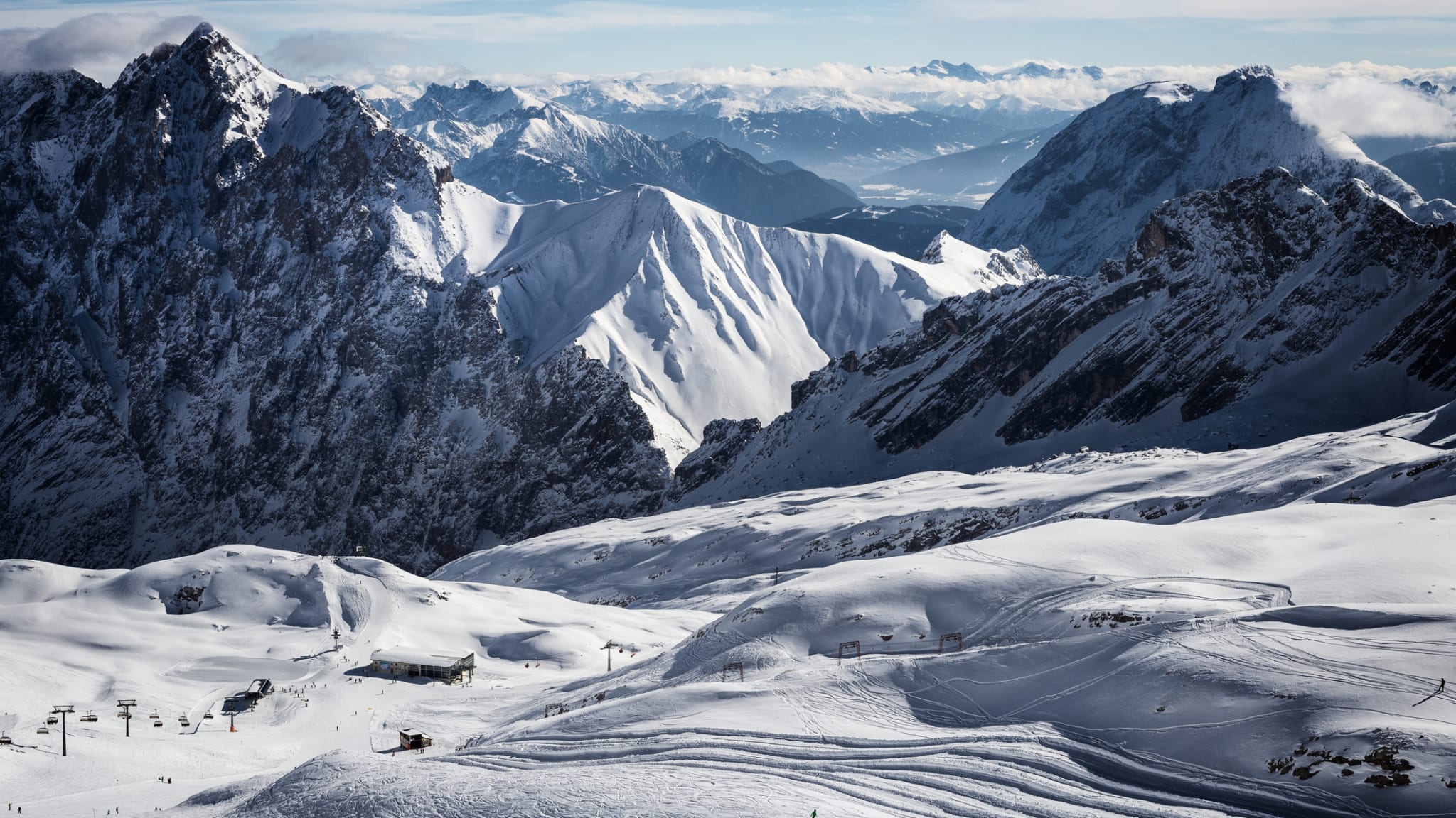 Blick auf ein verschneites Gebirge