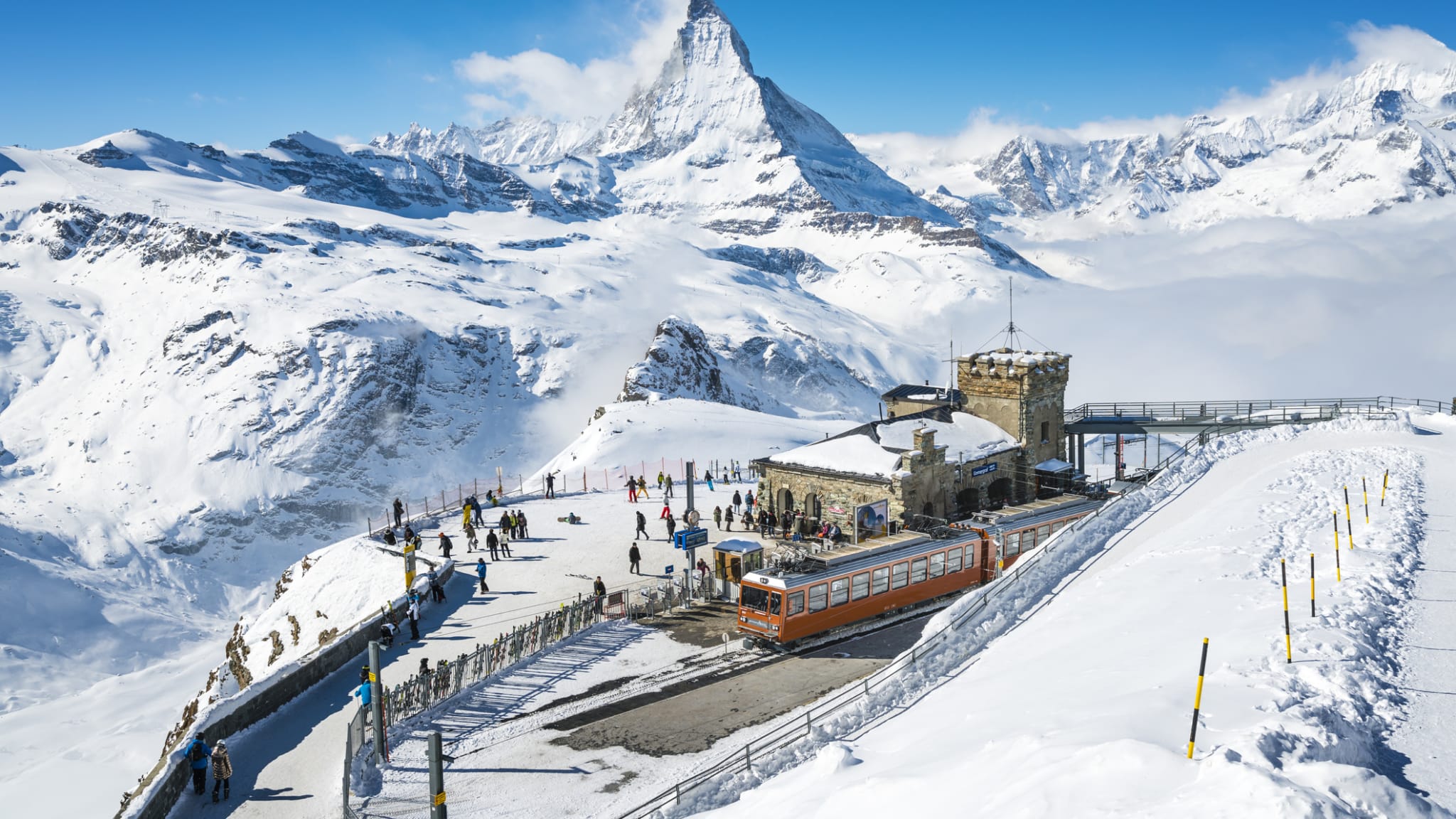 Skigebiet am Matterhorn, Schweiz © mbbirdy/E+ via getty Images