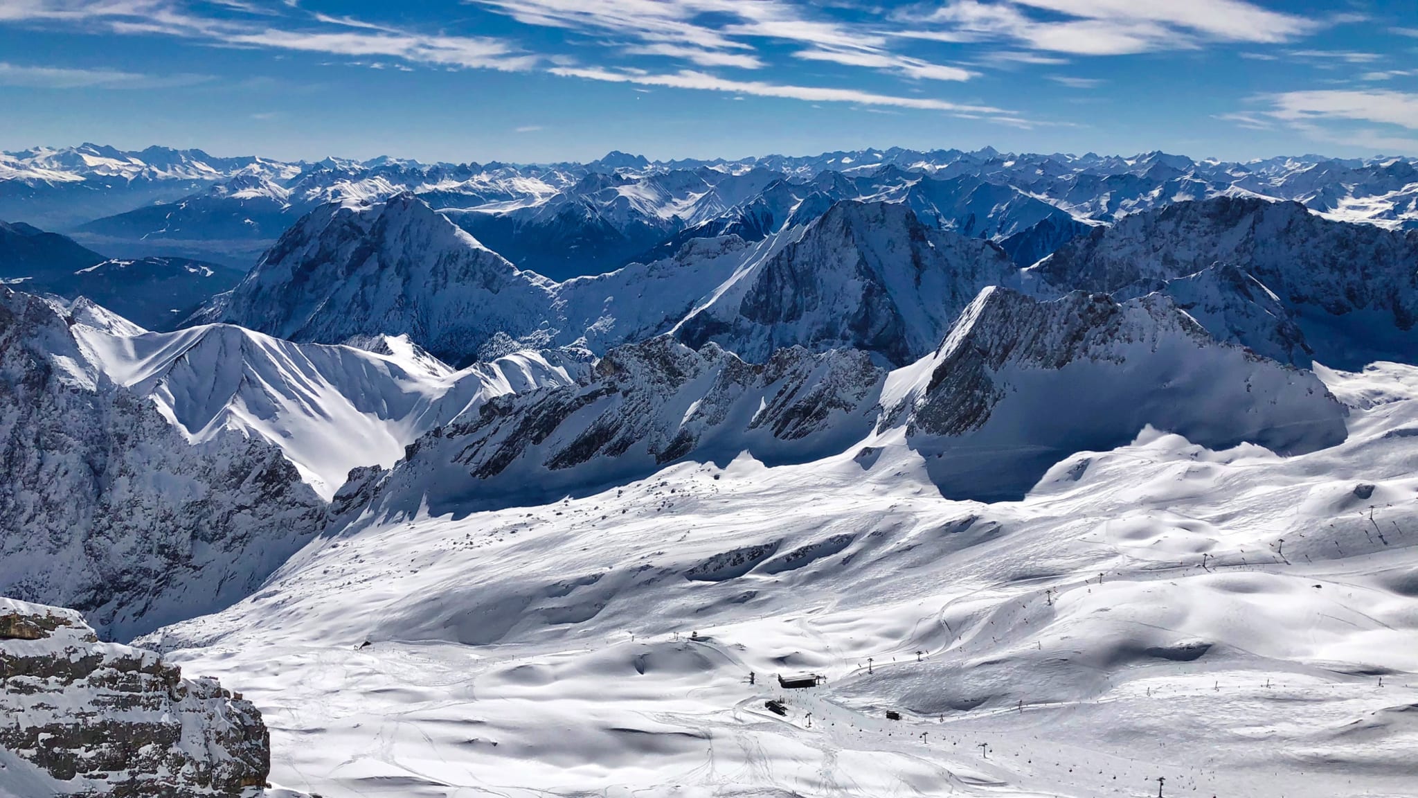 Skigebiet an der Zugspitze, Bayern © Vera Duchovskaja/iStock / Getty Images Plus via Getty Images