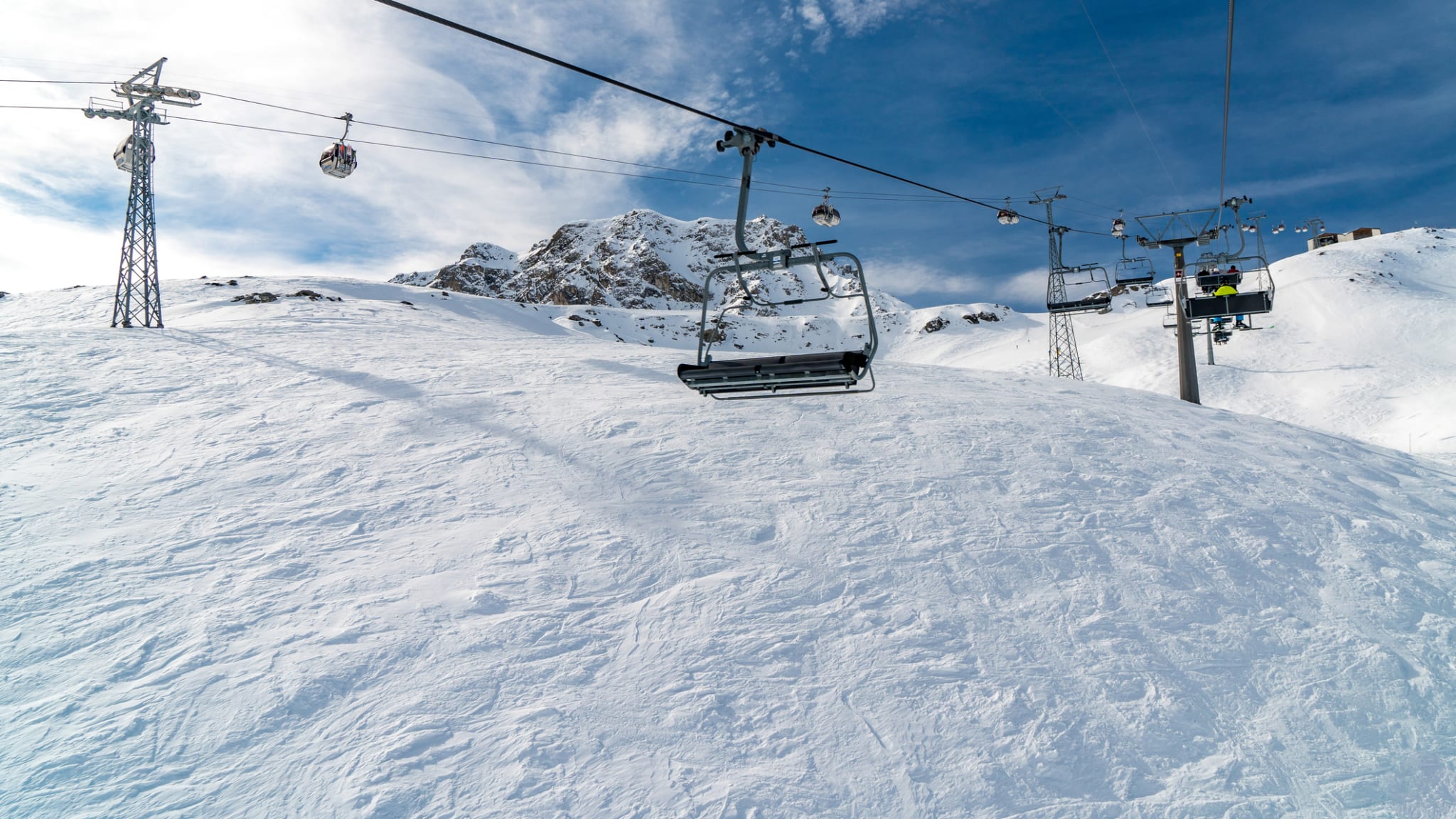 Skilift in Arosa, Schweiz ©iStock.com/Its all about the shot