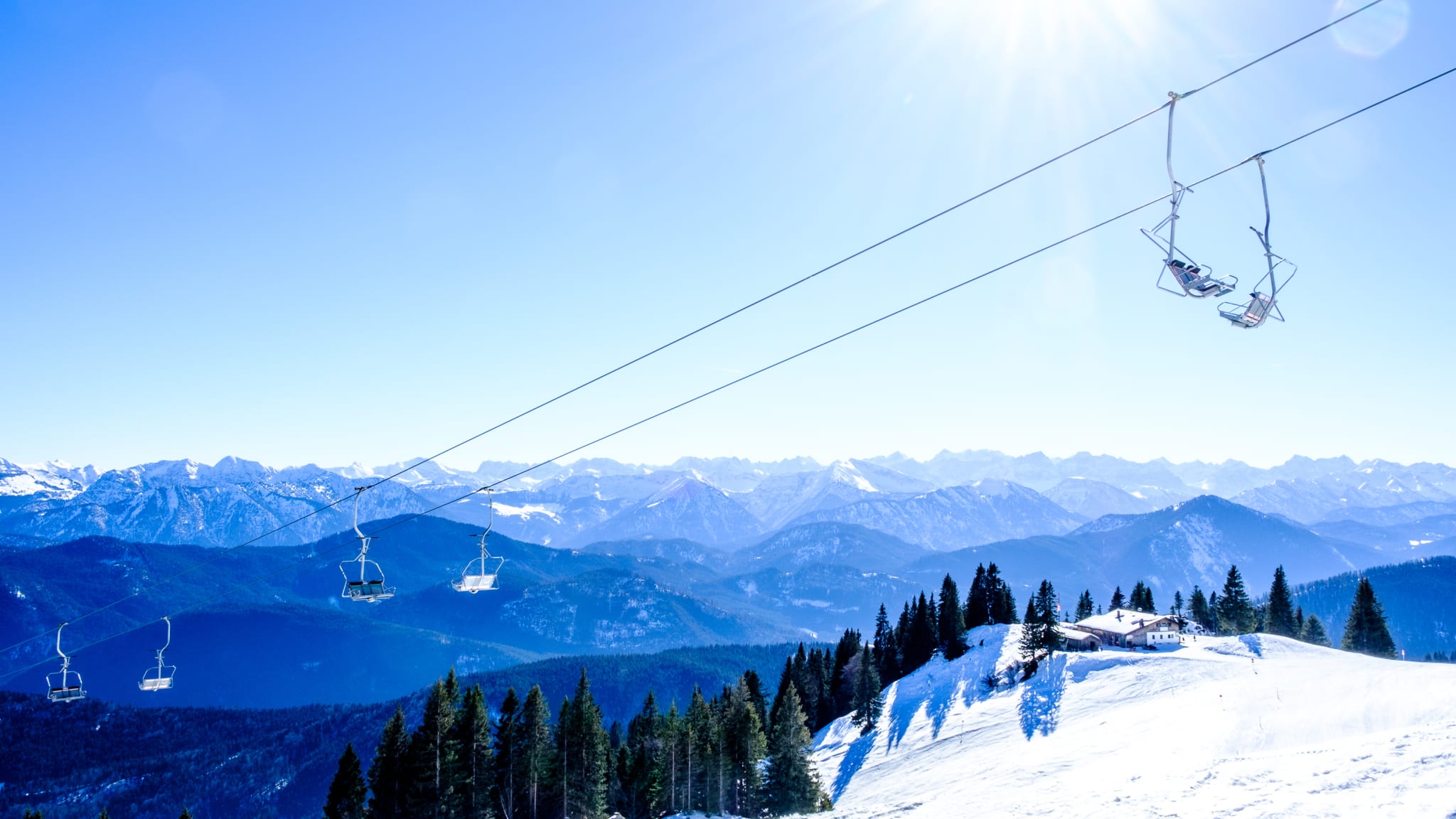 Skilift in den bayerischen Alpen © FooTToo/iStock / Getty Images Plus via Getty Images