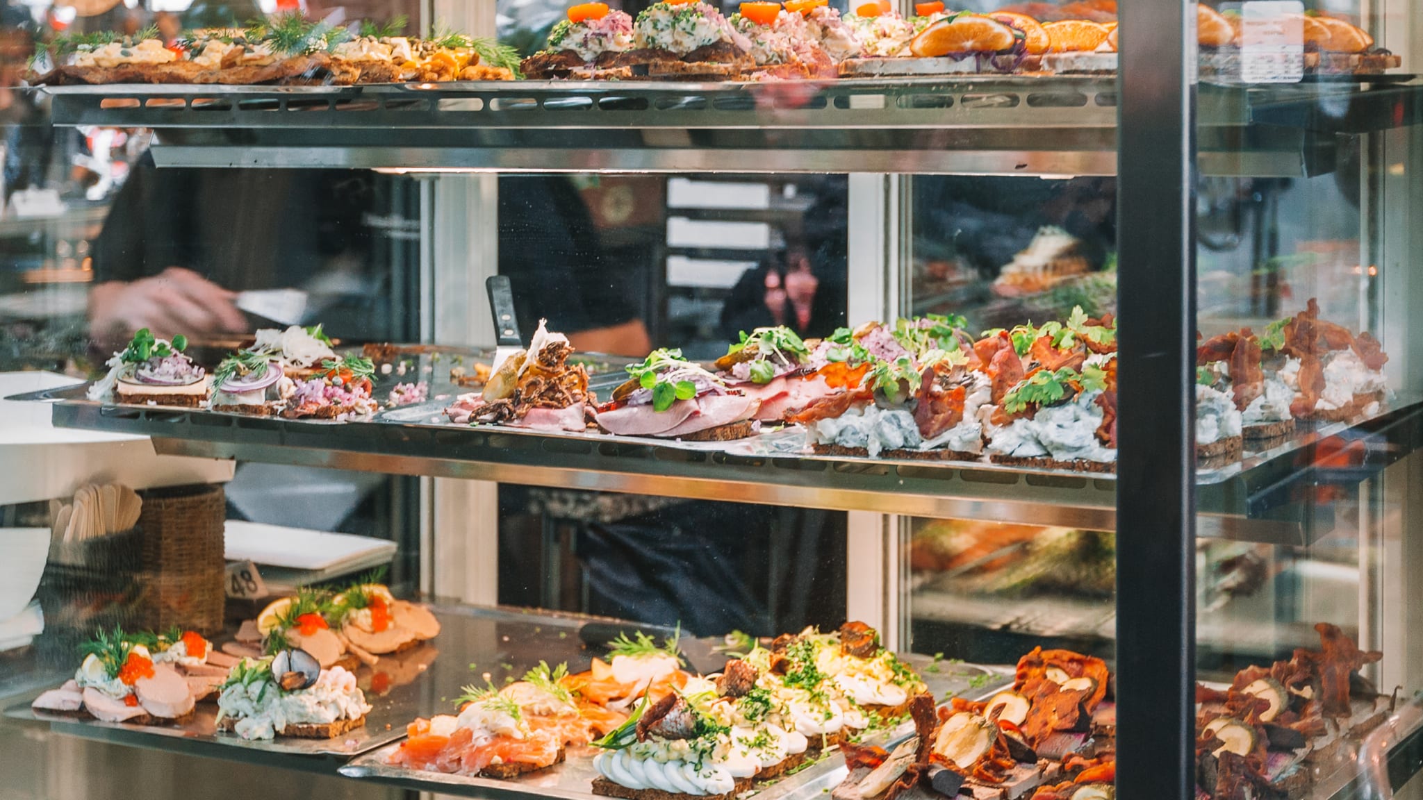 Smørrebrød-Stand in Torvehallerne, Kopenhagen, Dänemark © stock.adobe.com - Maridav