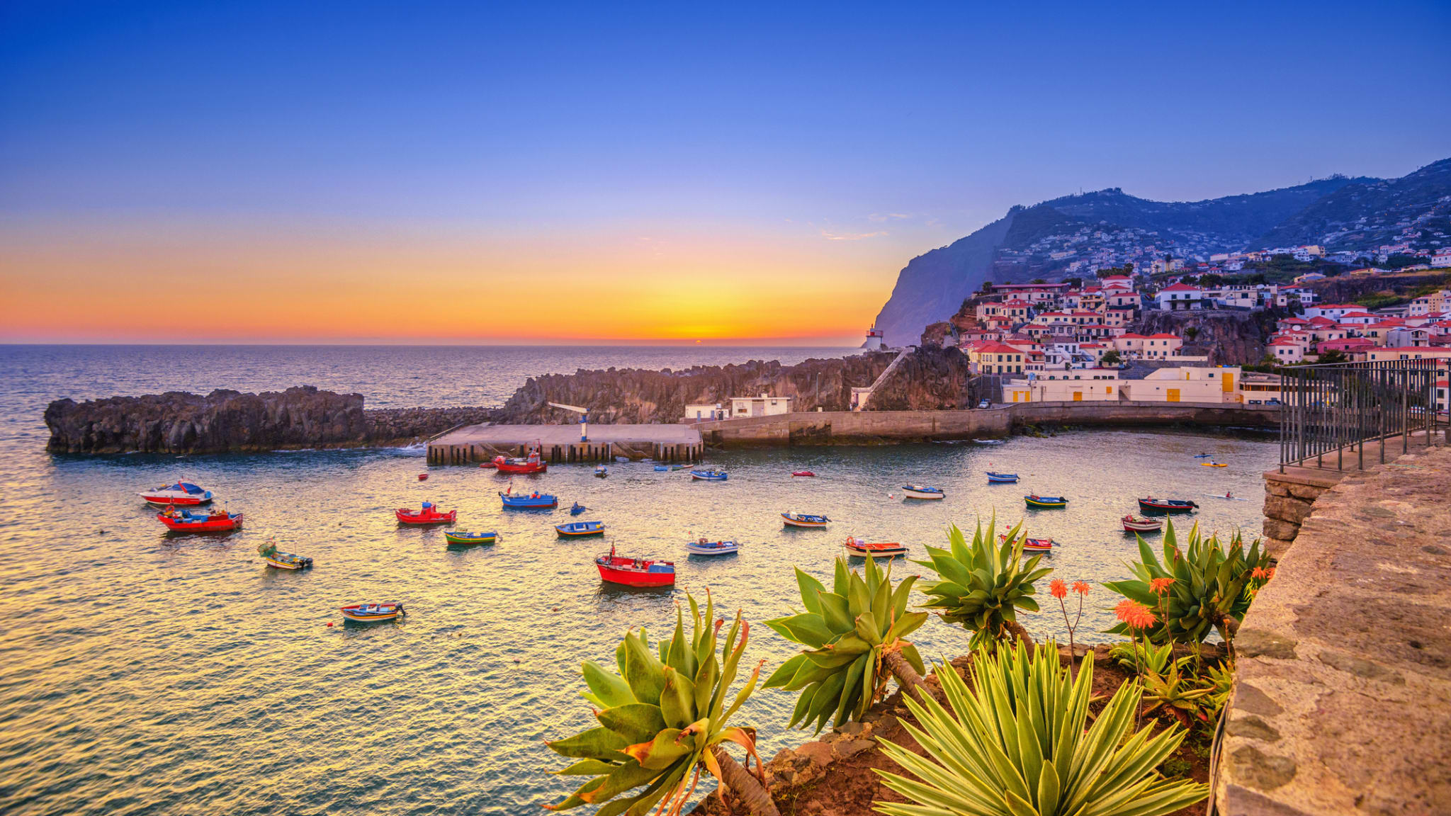 Sonnenuntergang bei Camara de Lobos, Madeira © iStock.com/Juergen Sack