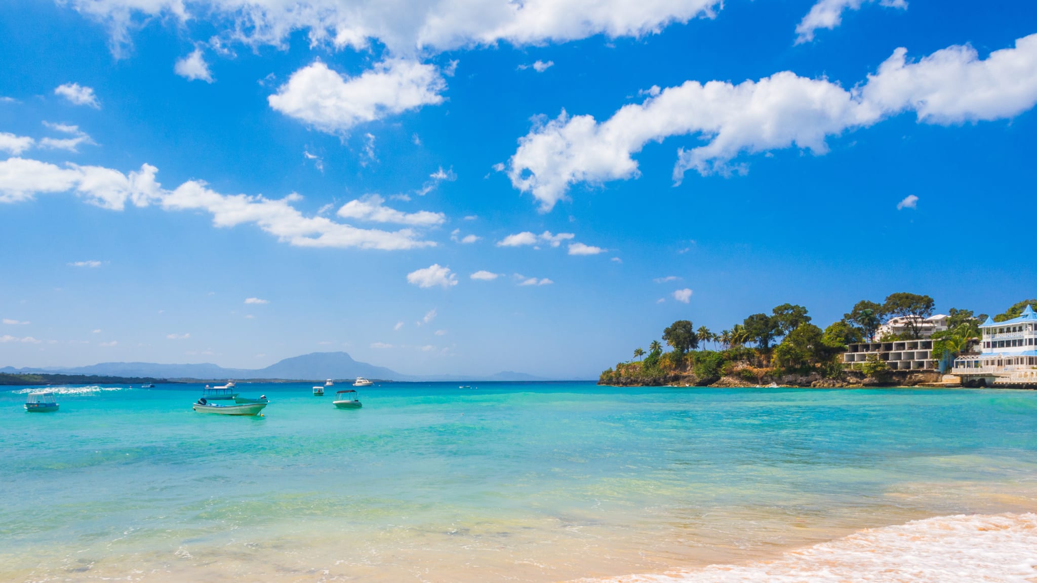 Ein leerer Strand mit türkisem Wasser